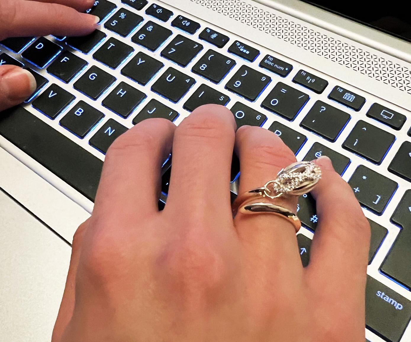 Incroyable bague moderne en or jaune 18 carats et diamants blancs en vente 1