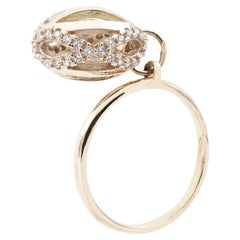 Moderner erstaunlicher Ring aus 18 Karat Gelbgold mit weißen Diamanten
