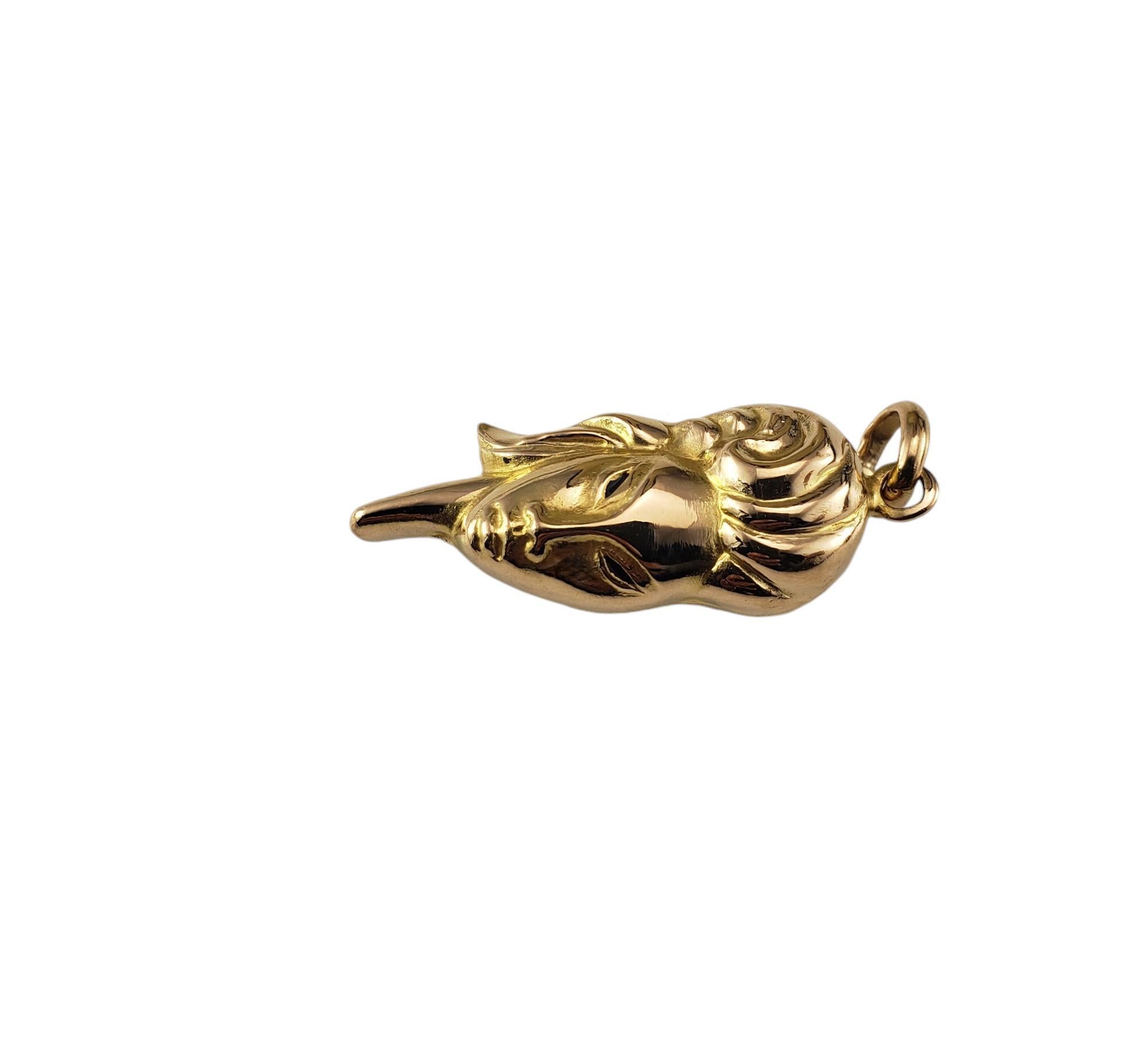Charm/Pendant a forma di testa di donna in oro giallo 18 carati.

Questo charm in 3D raffigura un'adorabile signora splendidamente decorata in oro giallo 18 carati.

Timbrato: 750

Dimensioni: 34 mm x 13 mm (esclusa la balla)

Peso: 3,1 dwt. / 4,9