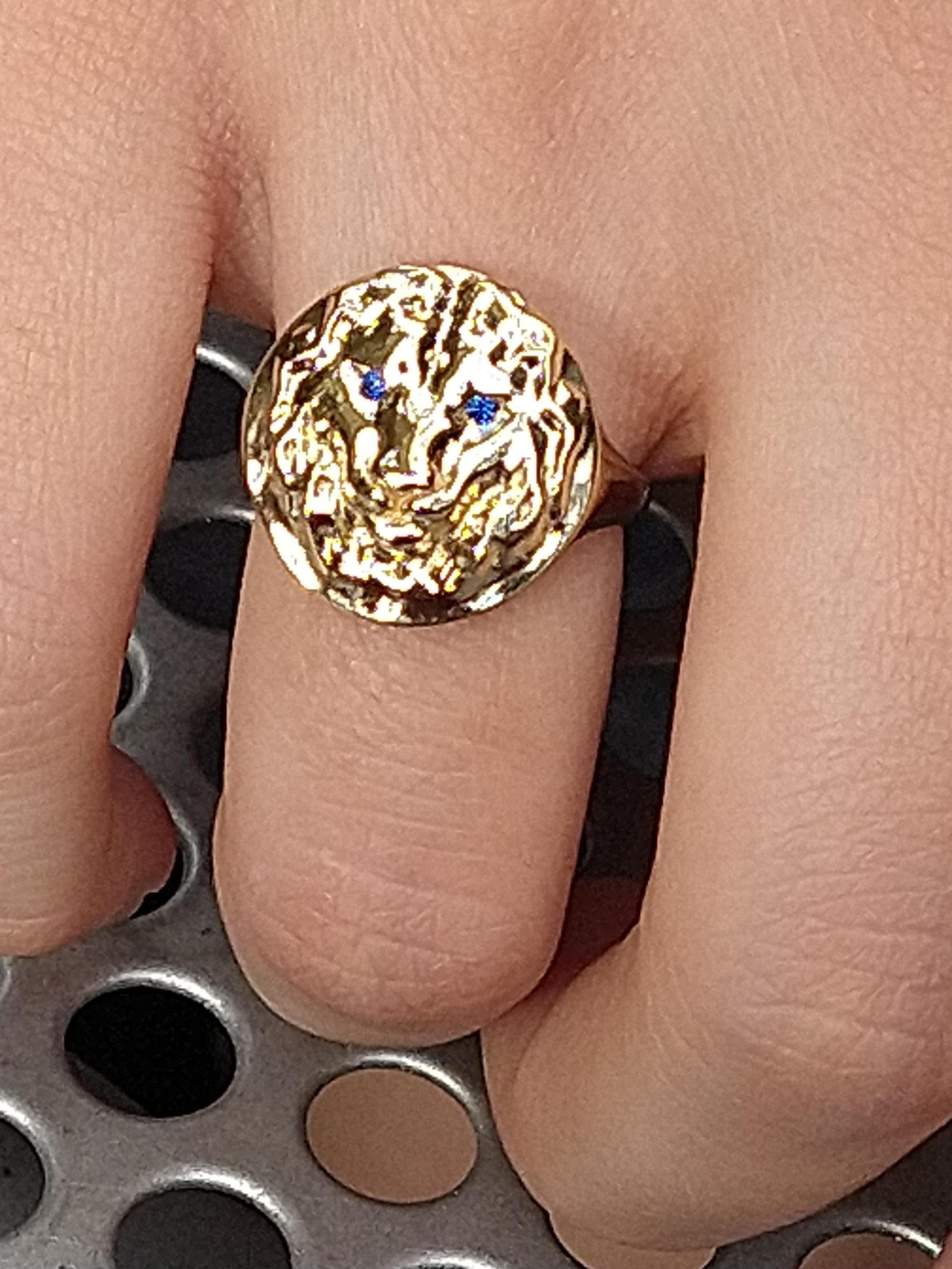 For Sale:  18 Karat Yellow Gold Womens Leo Lion with Sapphire Eyes Signet Ring 4