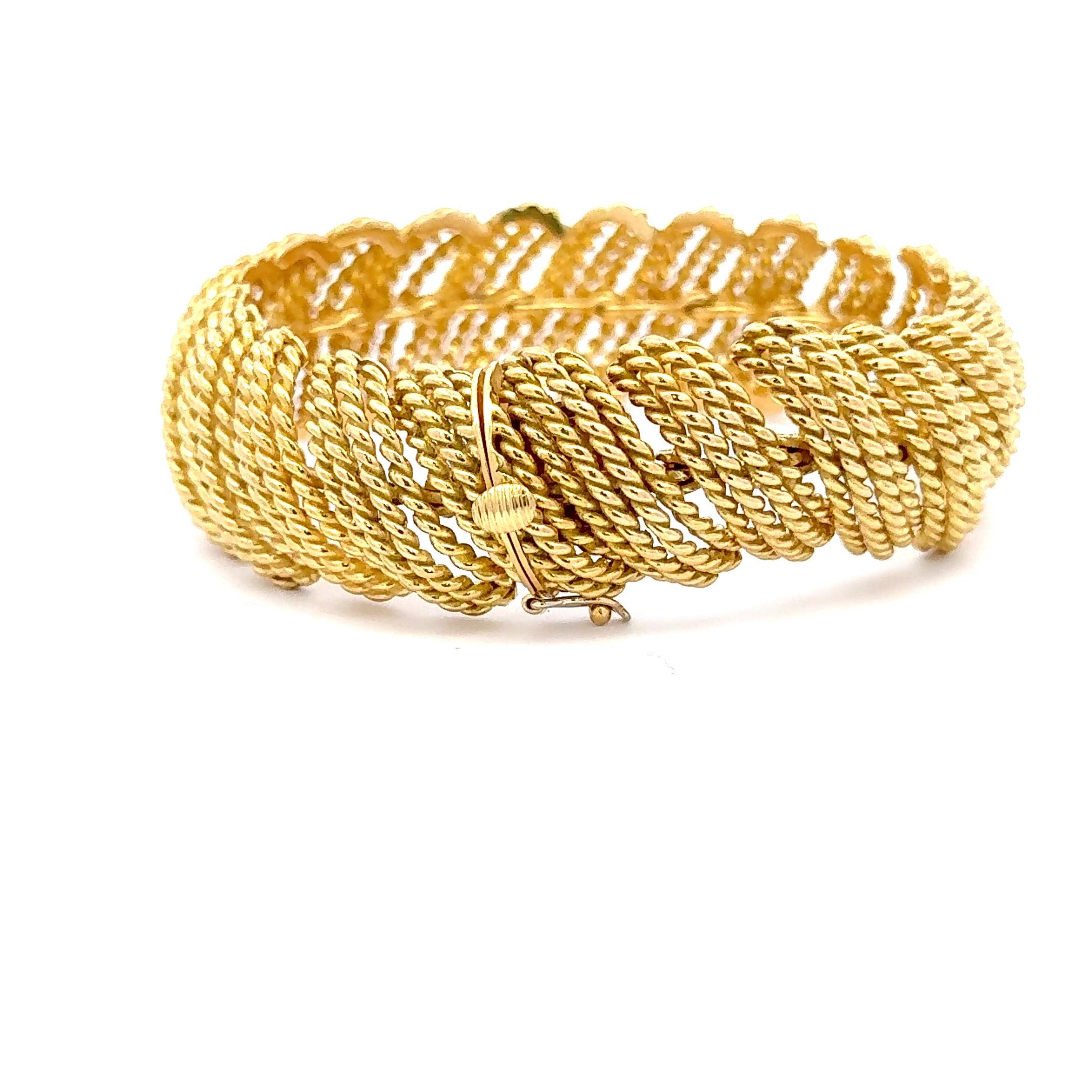 Contemporary 18 Karat Yellow Gold Woven Scallop Link Bracelet 73.5 Grams 7.38 Inches For Sale