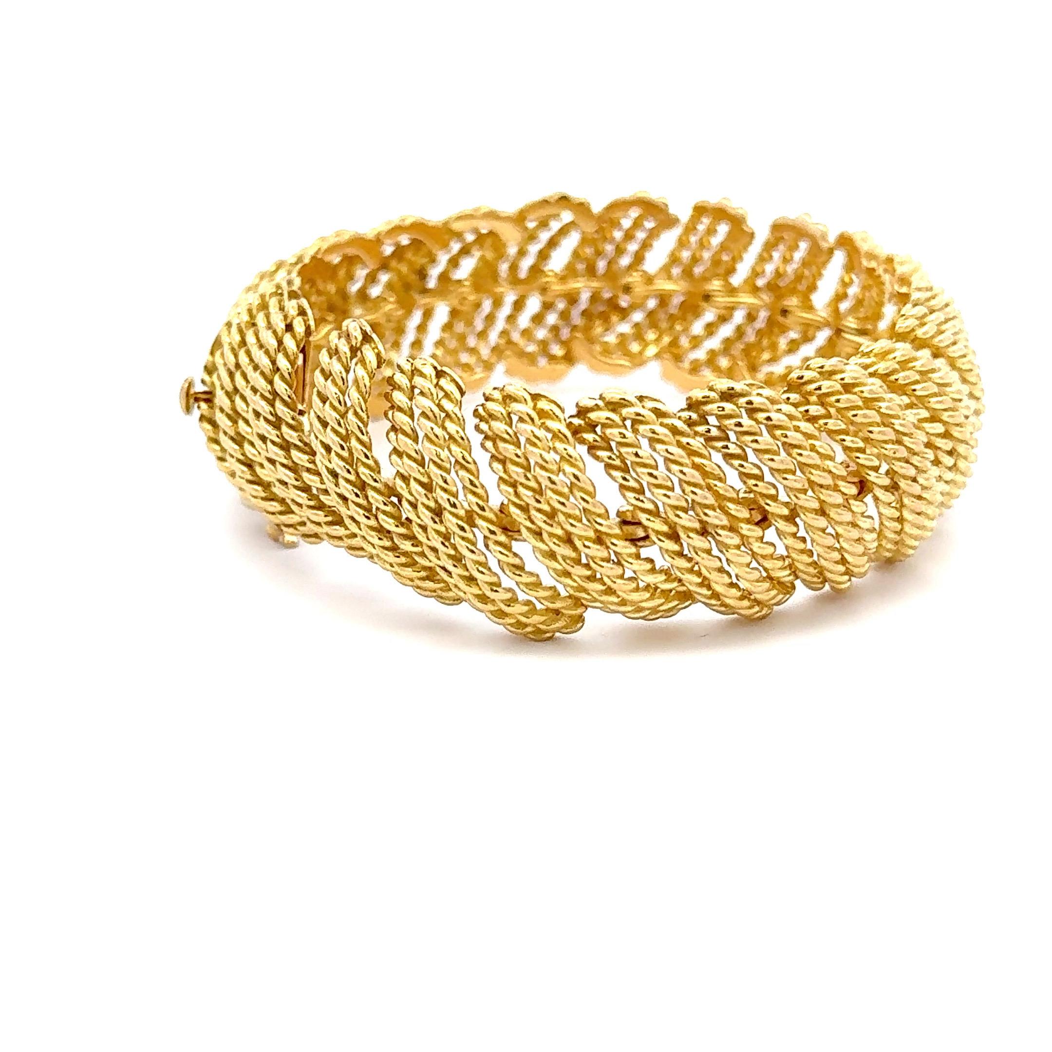 18 Karat Yellow Gold Woven Scallop Link Bracelet 73.5 Grams 7.38 Inches In Excellent Condition For Sale In New York, NY