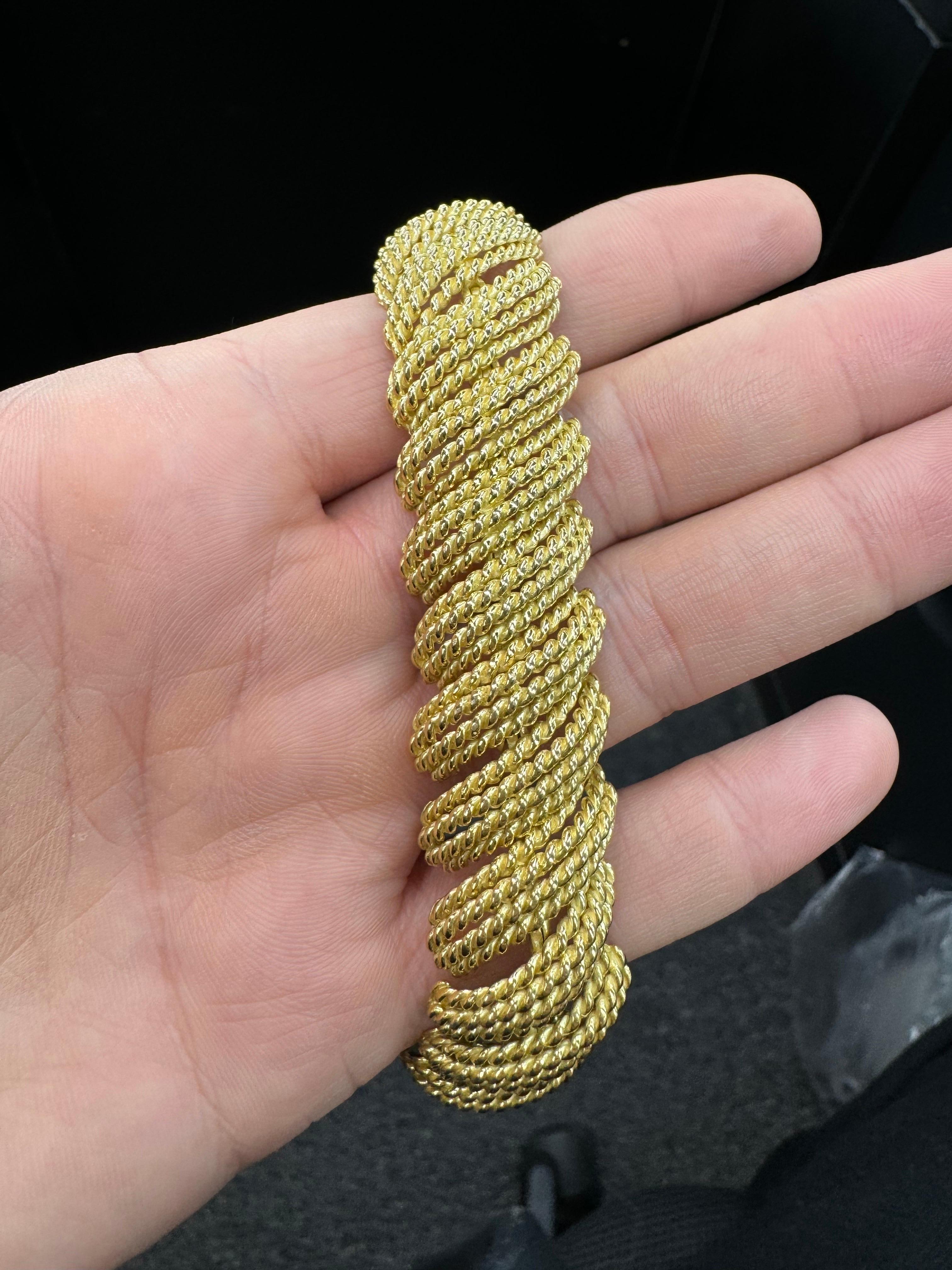 Women's 18 Karat Yellow Gold Woven Scallop Link Bracelet 73.5 Grams 7.38 Inches For Sale