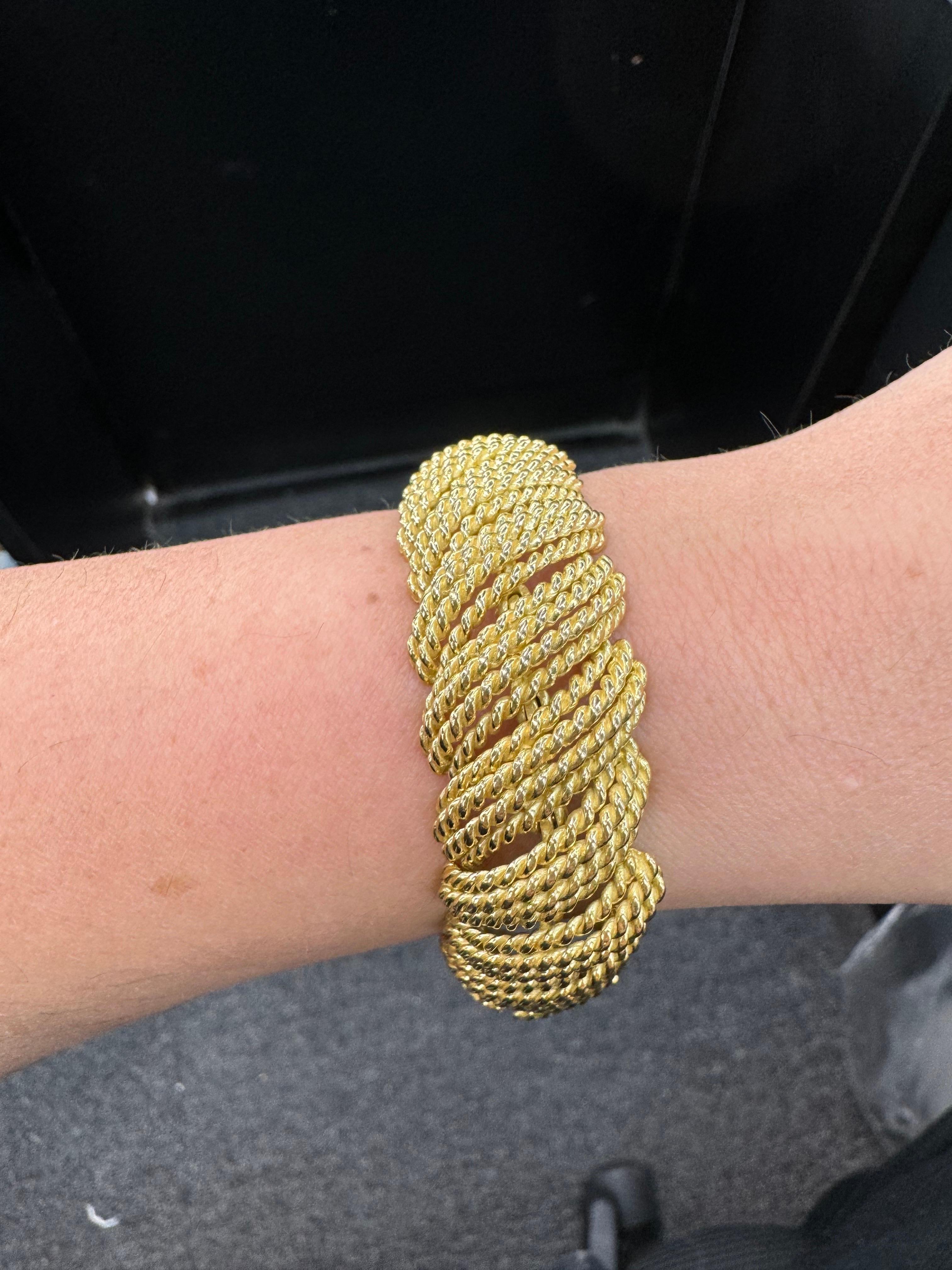 18 Karat Yellow Gold Woven Scallop Link Bracelet 73.5 Grams 7.38 Inches For Sale 1