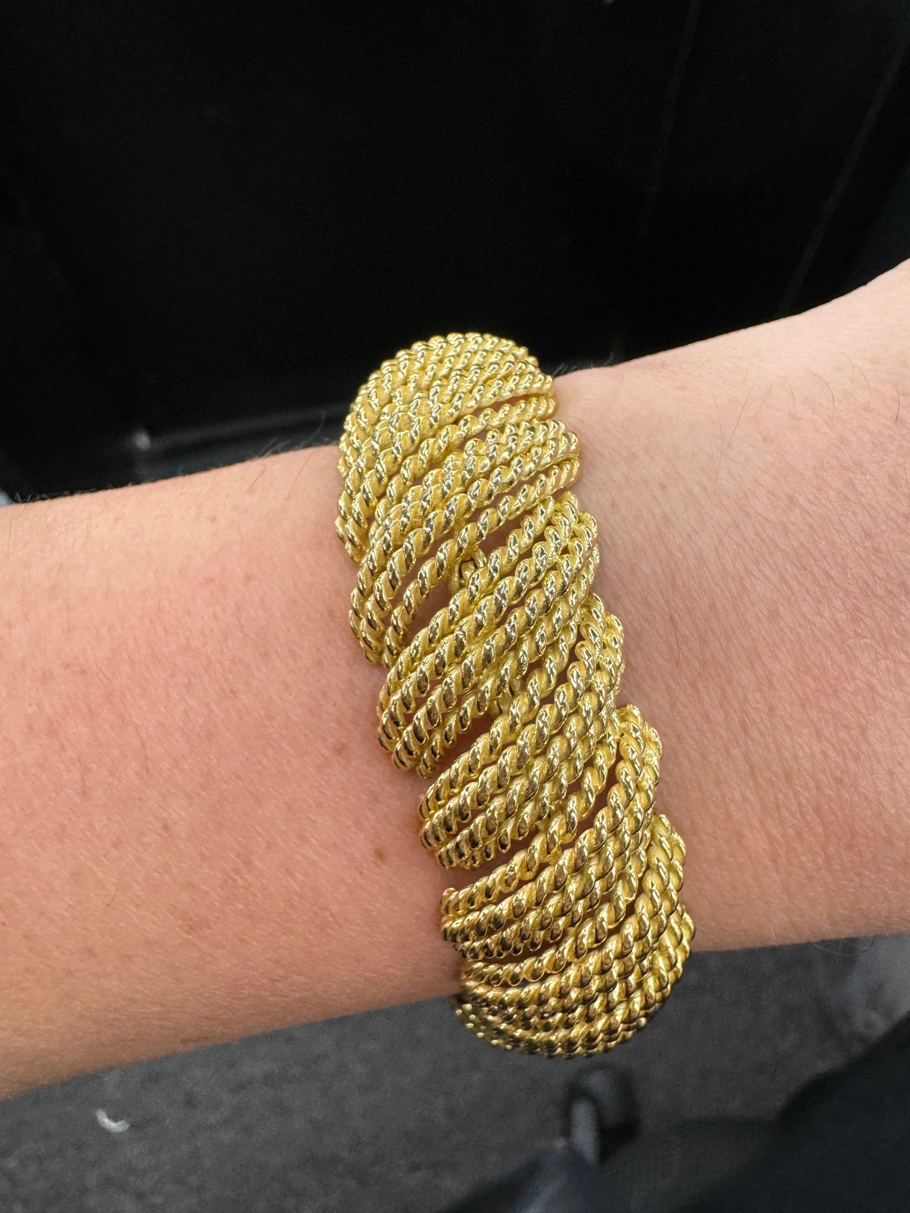 18 Karat Yellow Gold Woven Scallop Link Bracelet 73.5 Grams 7.38 Inches For Sale 2