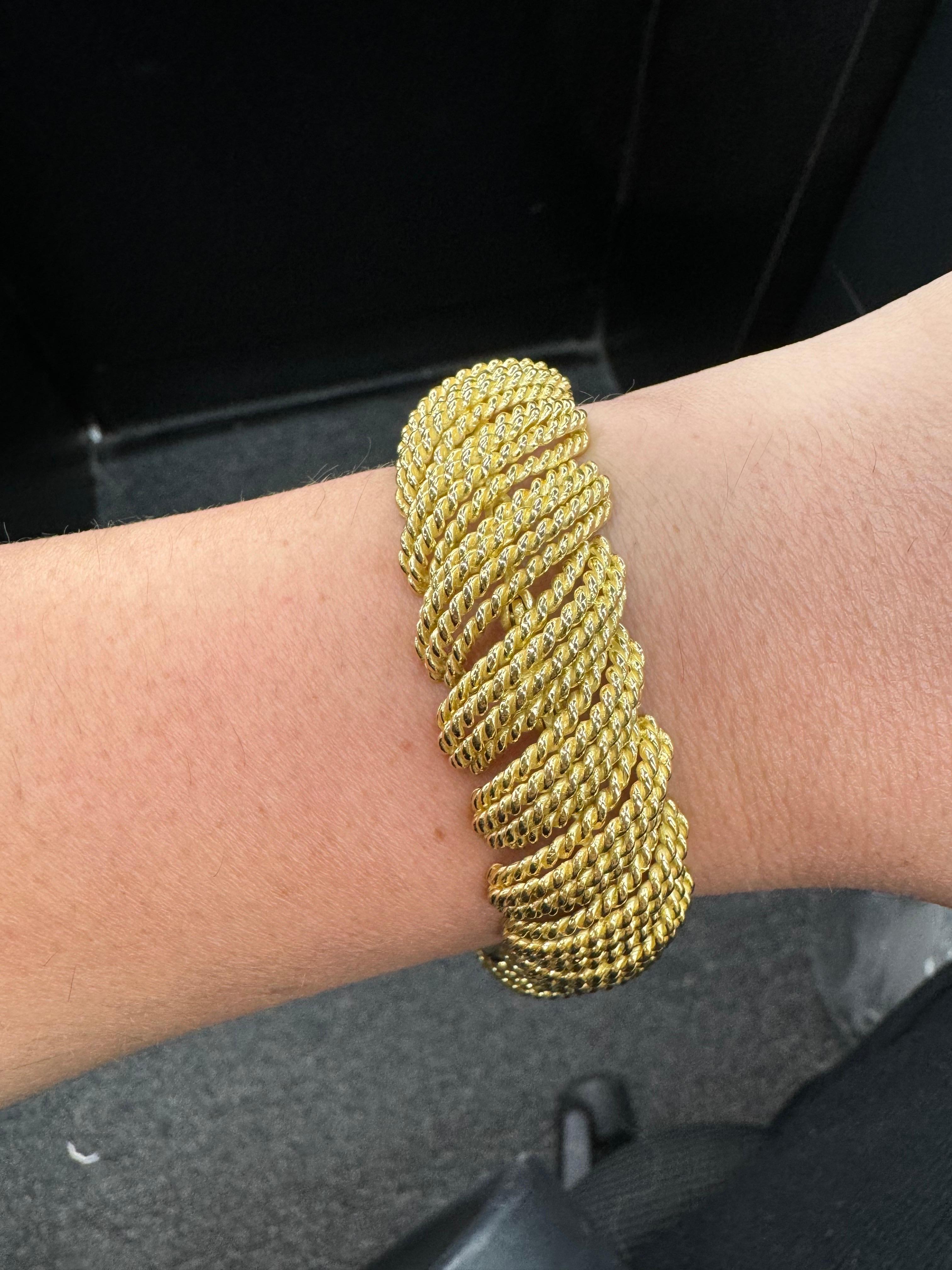 18 Karat Yellow Gold Woven Scallop Link Bracelet 73.5 Grams 7.38 Inches For Sale 3