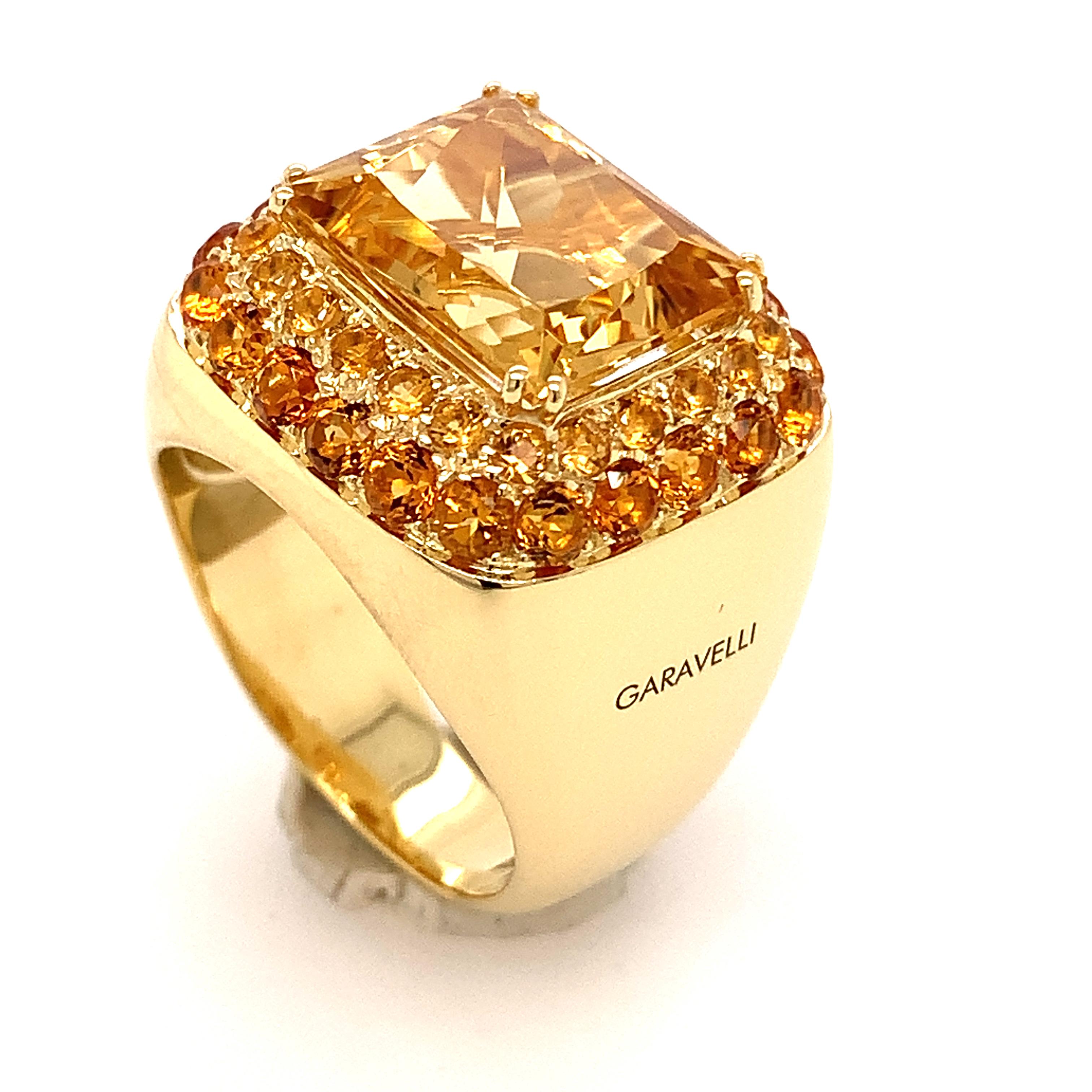 Introducing a truly enchanting piece of jewelry, behold the exquisite 18-karat yellow gold ring adorned with a captivating combination of a vibrant yellow beryllio and sparkling citrines. This ring, designed with utmost elegance and craftsmanship,