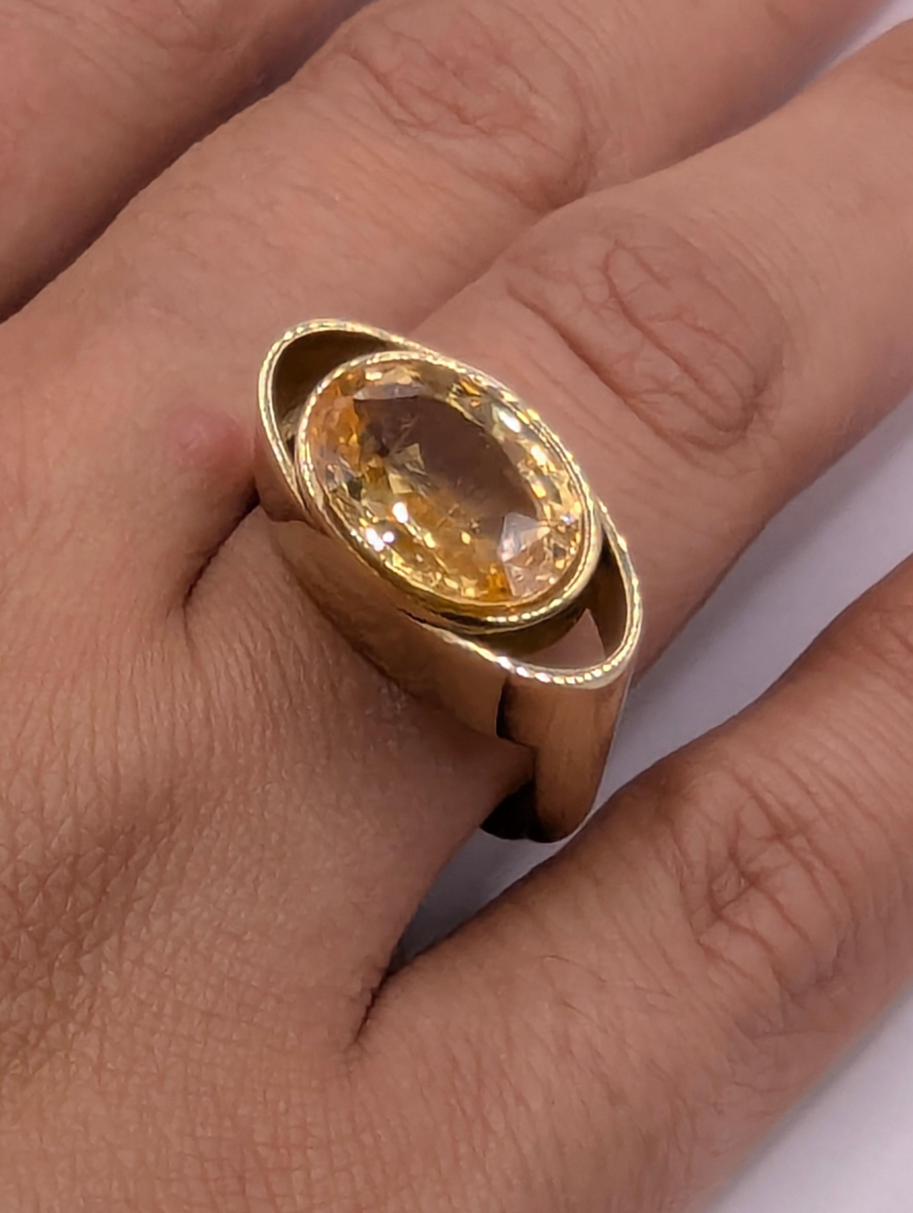 Contemporaneo Anello scultura in oro giallo 18 carati con zaffiro giallo in vendita