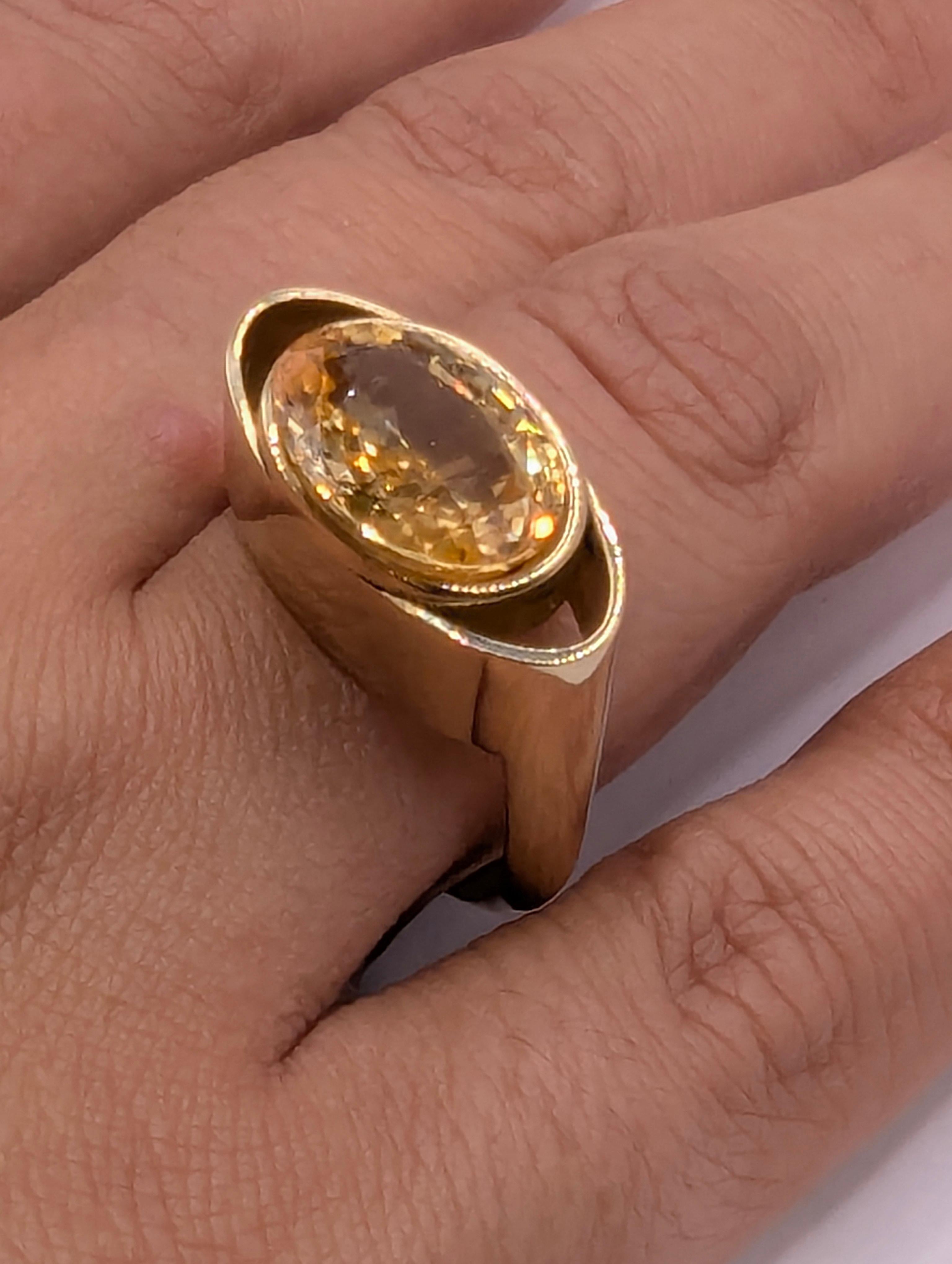 Taglio ovale Anello scultura in oro giallo 18 carati con zaffiro giallo in vendita