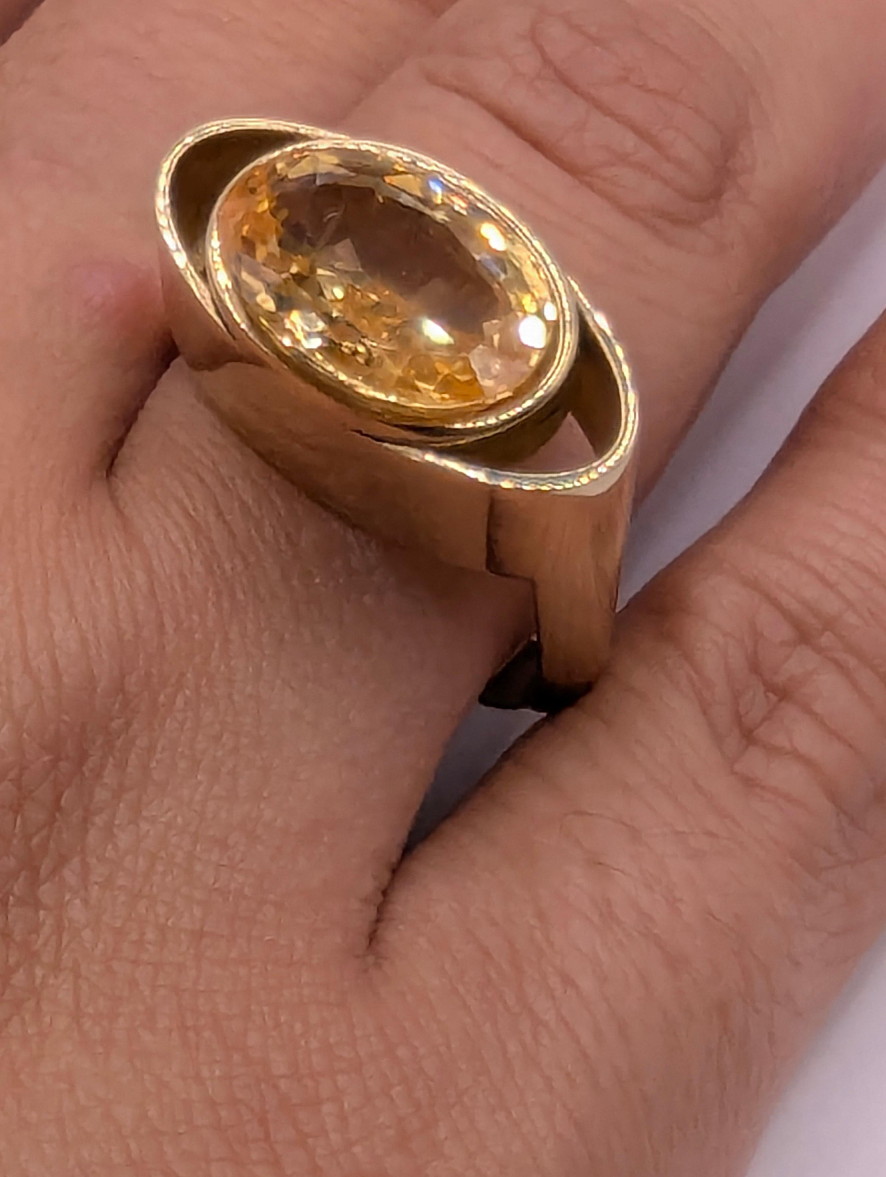 Anello scultura in oro giallo 18 carati con zaffiro giallo In condizioni Nuovo in vendita a New York, NY