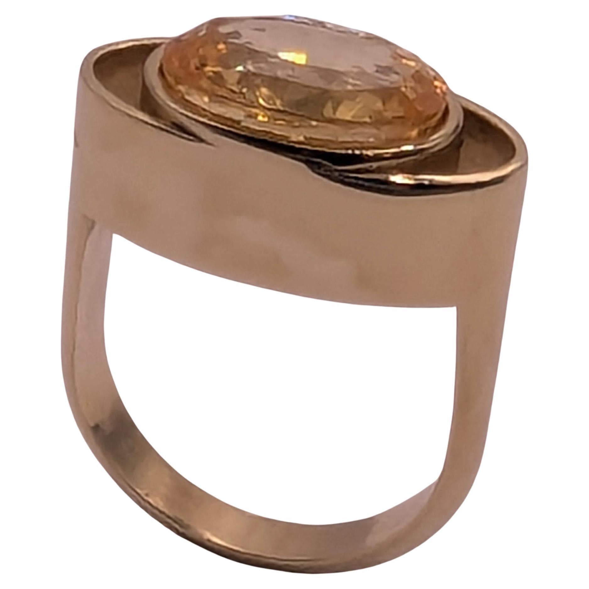 Anello scultura con zaffiro in oro giallo 18 carati, Tiffany Il designer Thomas Kurilla non si sbilancia. Il morbido castone bulboso in contrasto con il dolce gambo concavo gli conferisce una svolta sorprendente. L'idea di semplificare la tua vita