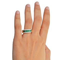Anello a fascia in oro giallo 18 carati con diamante taglio baguette e smeraldo dello Zambia