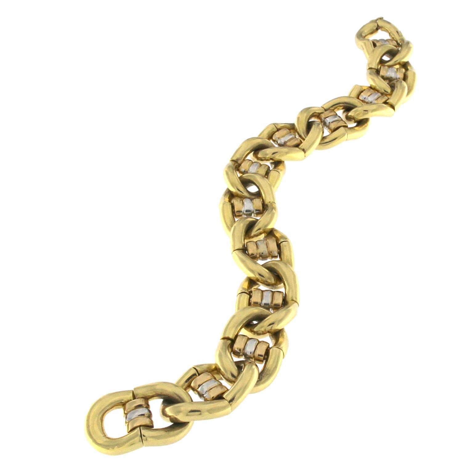 Un design inhabituel dans un style de bracelet chaîne couplé avec un grand effet visuel en or jaune avec un lien central de trois couleurs.
Poids total de  or 18 kt gr 58,60
Timbre 750


