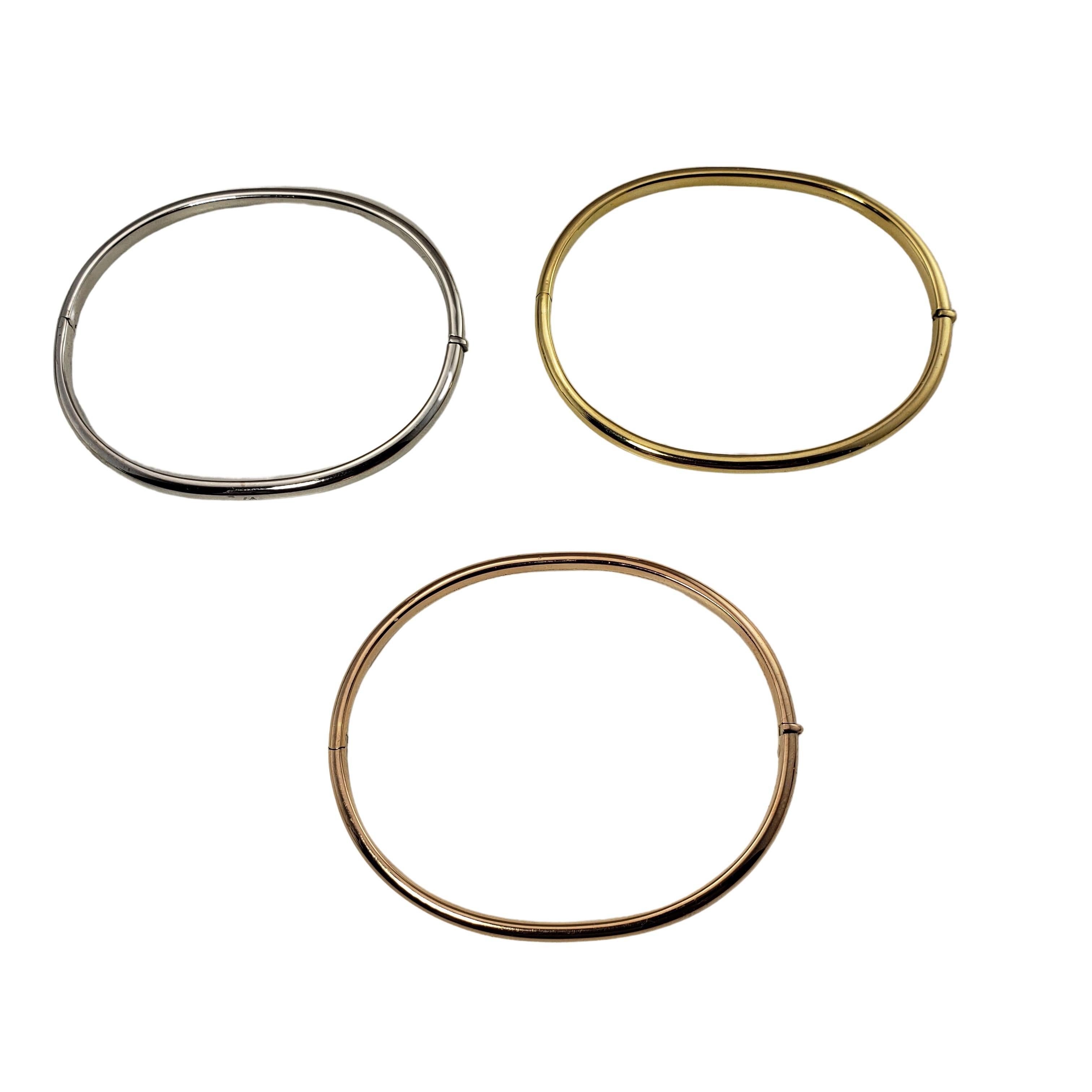 Vintage 18 Karat Yellow, Rose and White Set of 3 Bangle Bracelets-

This elegant set features three hinged bangle bracelets crafted in classic 18K yellow, white and rose gold. Width: 4 mm.

Size: 7.25 inches

Weight: 16.3 dwt. / 25.35 gr.

Stamped: