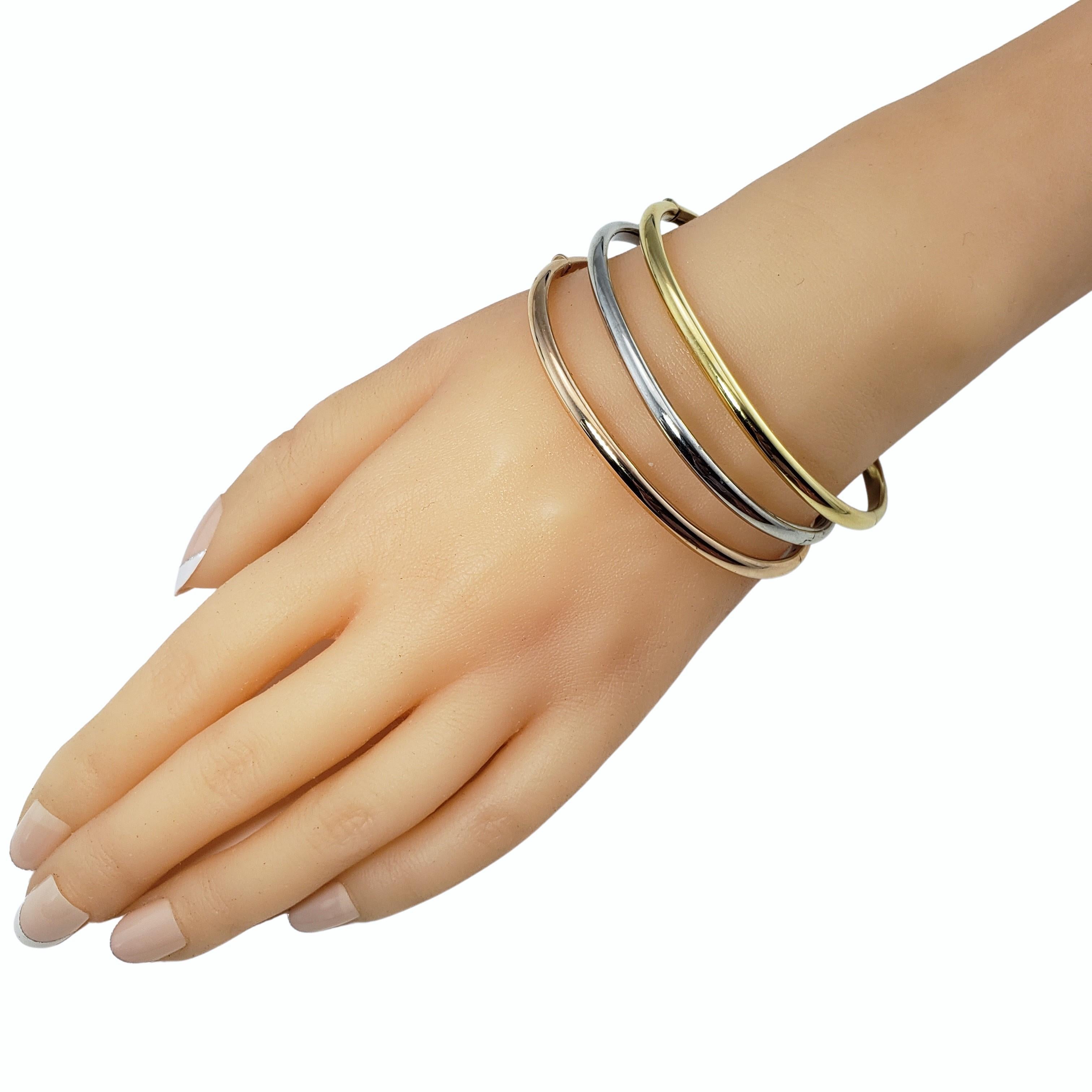  Ensemble de 3 bracelets jonc en or jaune, rose et blanc 18 carats en vente 3