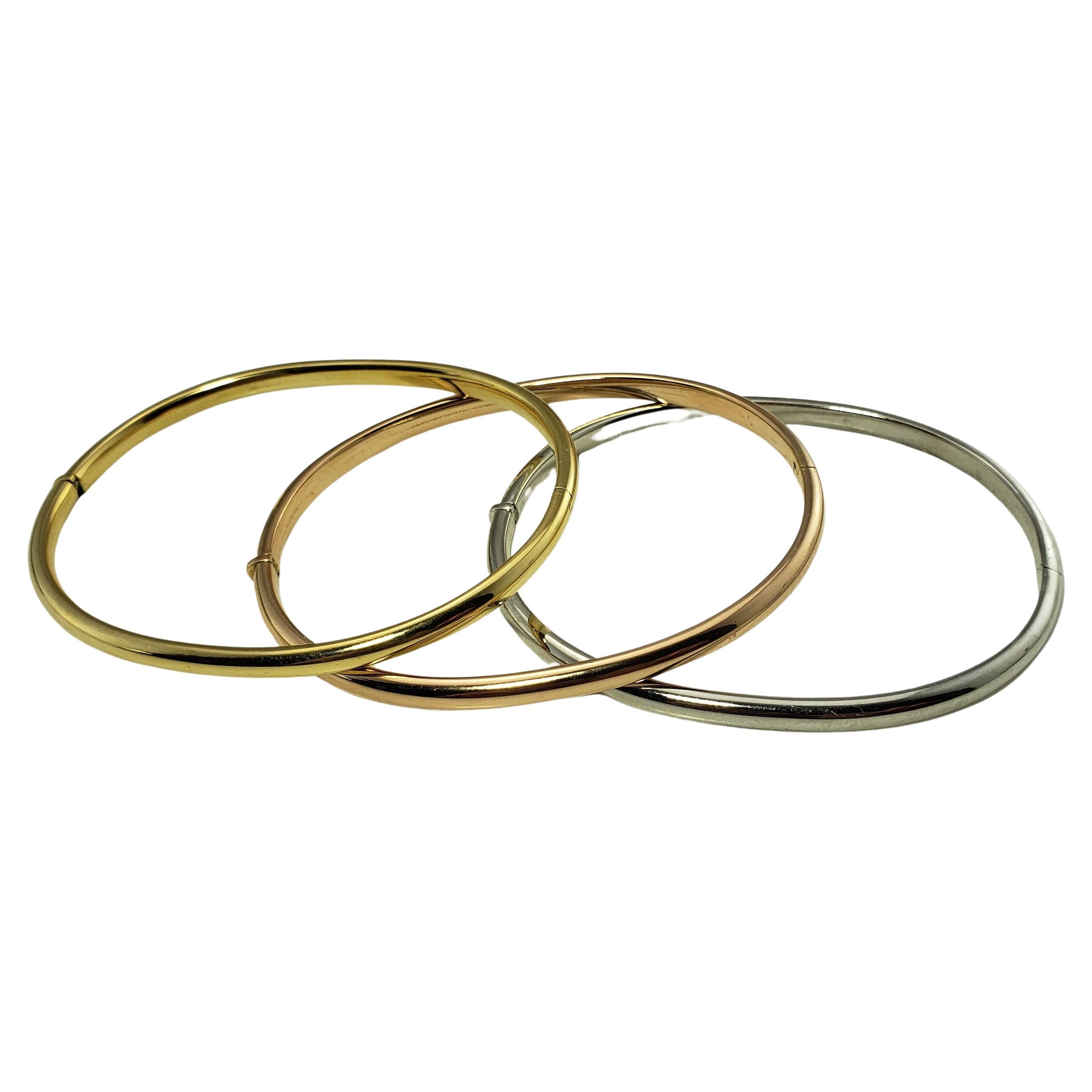  Ensemble de 3 bracelets jonc en or jaune, rose et blanc 18 carats en vente