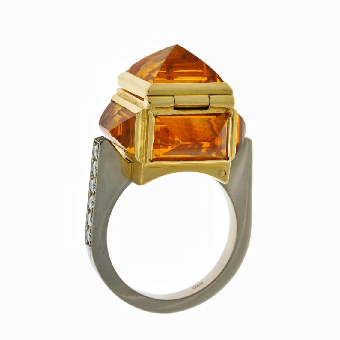 Exquisitely handcrafted in 18kt yellow and white gold, the Brutalist Chamber Ring's design is a stunning brutalist twist on the poison rings of old. It features a latched chamber fashioned from 5 vibrant citrines (totalling 23.05cts). The result is
