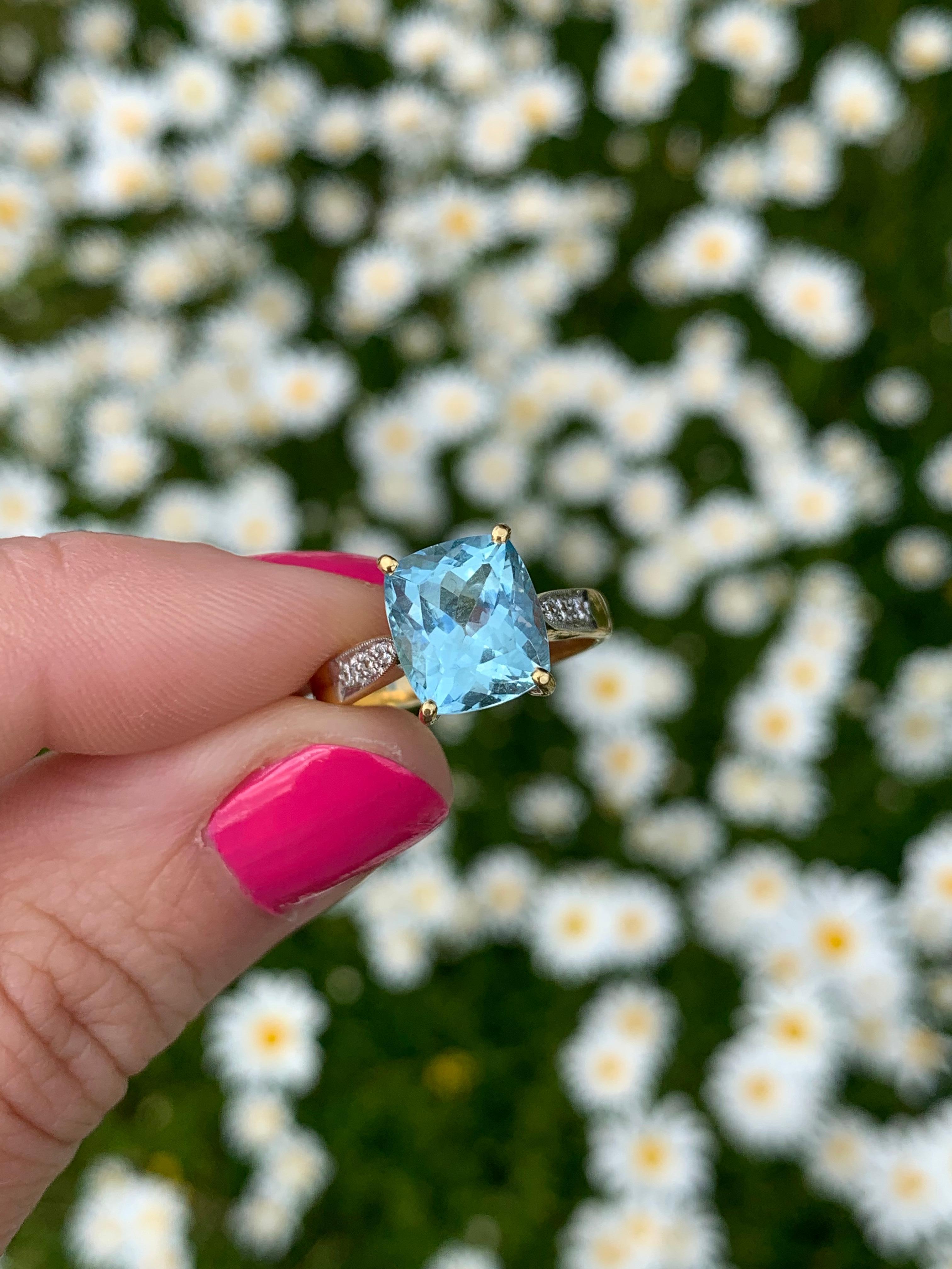 18 Karat Yellow & White Gold Cushion Cut Aquamarine Solitaire Ring In New Condition For Sale In East Grinstead, GB