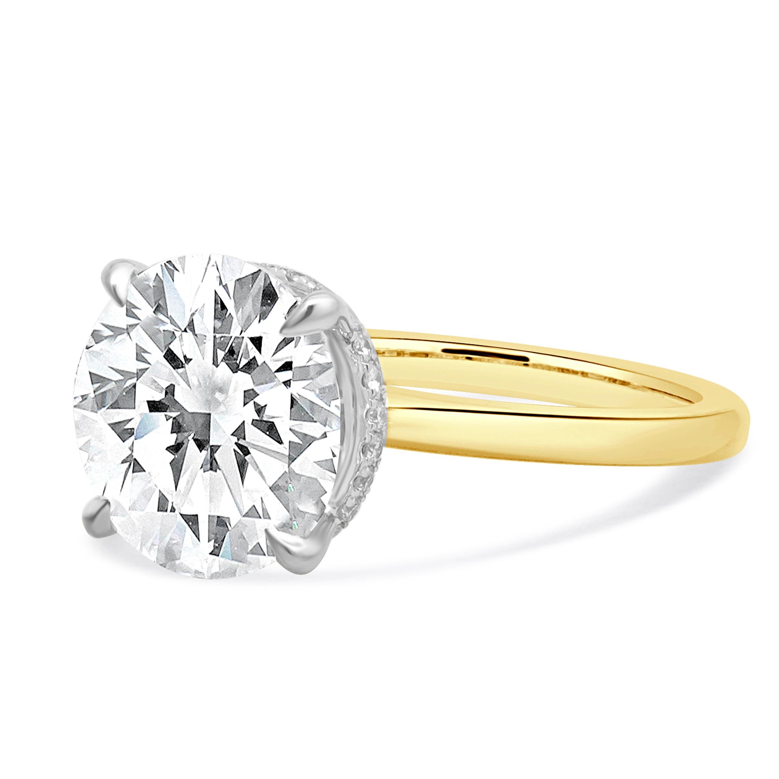 MATERIAL : Or jaune et blanc 18K
Diamant central : 1 diamant rond de taille brillant = 5,02ct
Couleur : I1
Clarté : I
Diamants : taille ronde = .35cttw
Couleur : G
Clarté : VS2
Taille de l'anneau : 6 (veuillez prévoir jusqu'à 2 jours ouvrables