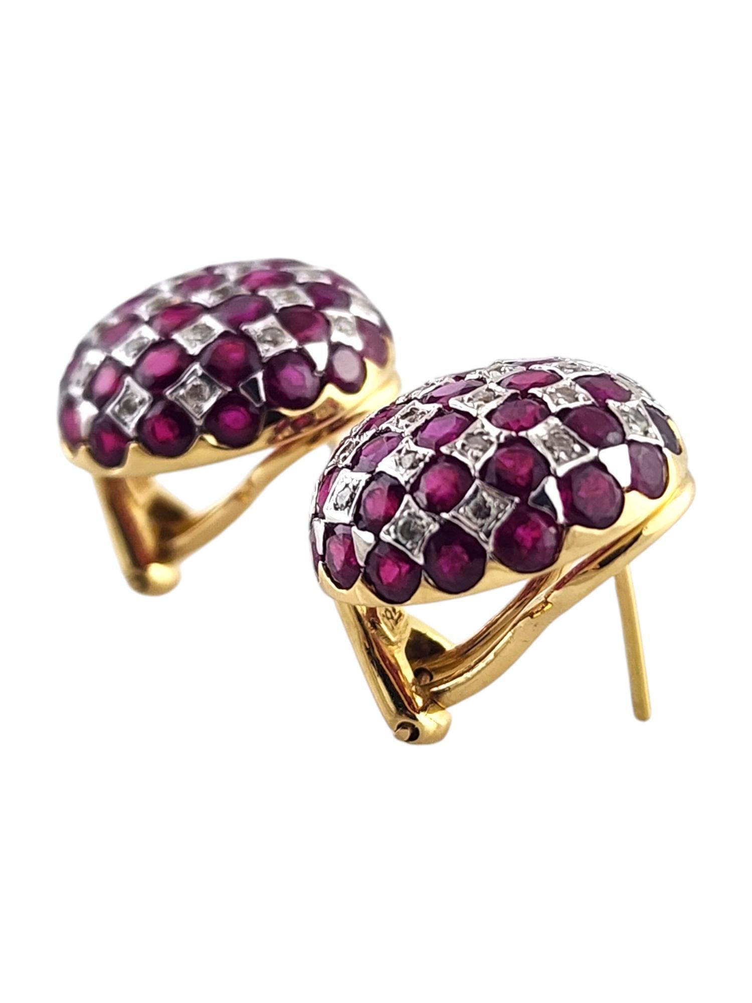 Orecchini a bottone in oro giallo e bianco 18 carati con diamanti e rubini naturali

Questi bellissimi orecchini sono stati meticolosamente realizzati in oro giallo e bianco 18 carati con 74 bellissimi rubini naturali a taglio rotondo e 48