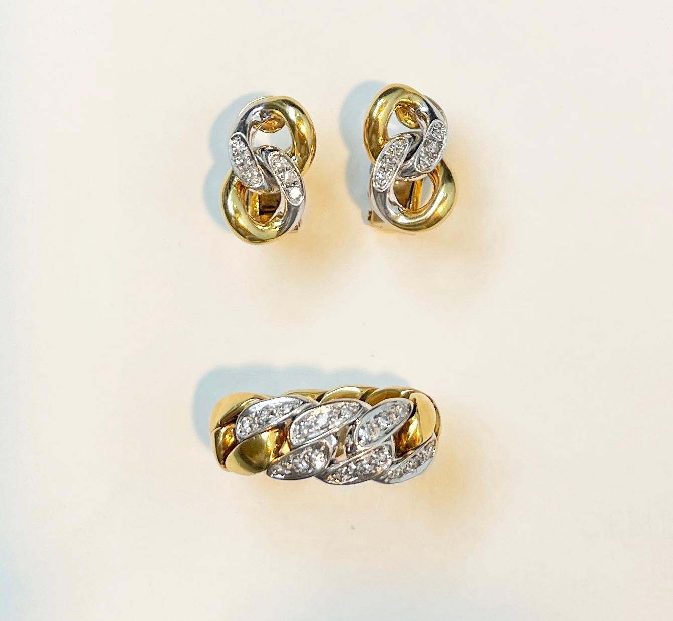 Une chic et belle demi-parure signée par Pomellato en forme de chaîne avec double couleur comprenant : 
une bague en or jaune 18 carats et le devant en or blanc serti de diamants, taille 6,5 Taille us ;
et une paire de clips d'oreilles, chacun signé