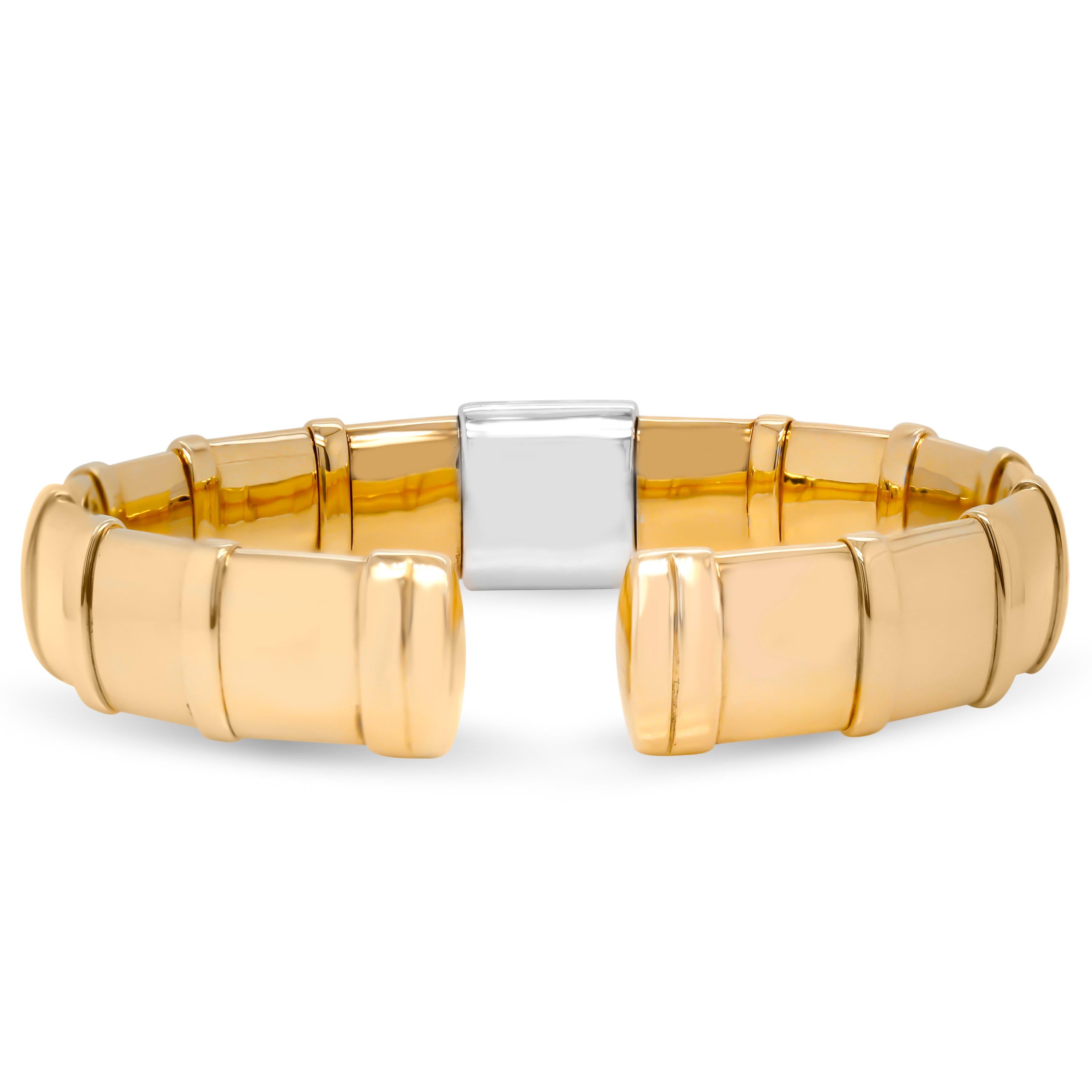 Pulsera brazalete de oro blanco amarillo de 18 quilates con centro cuadrado de diamantes

La pulsera está fabricada en oro de 18 quilates pulido con un centro de diamantes.

0.90 quilates de diamantes color G, claridad VS peso total

La pulsera es