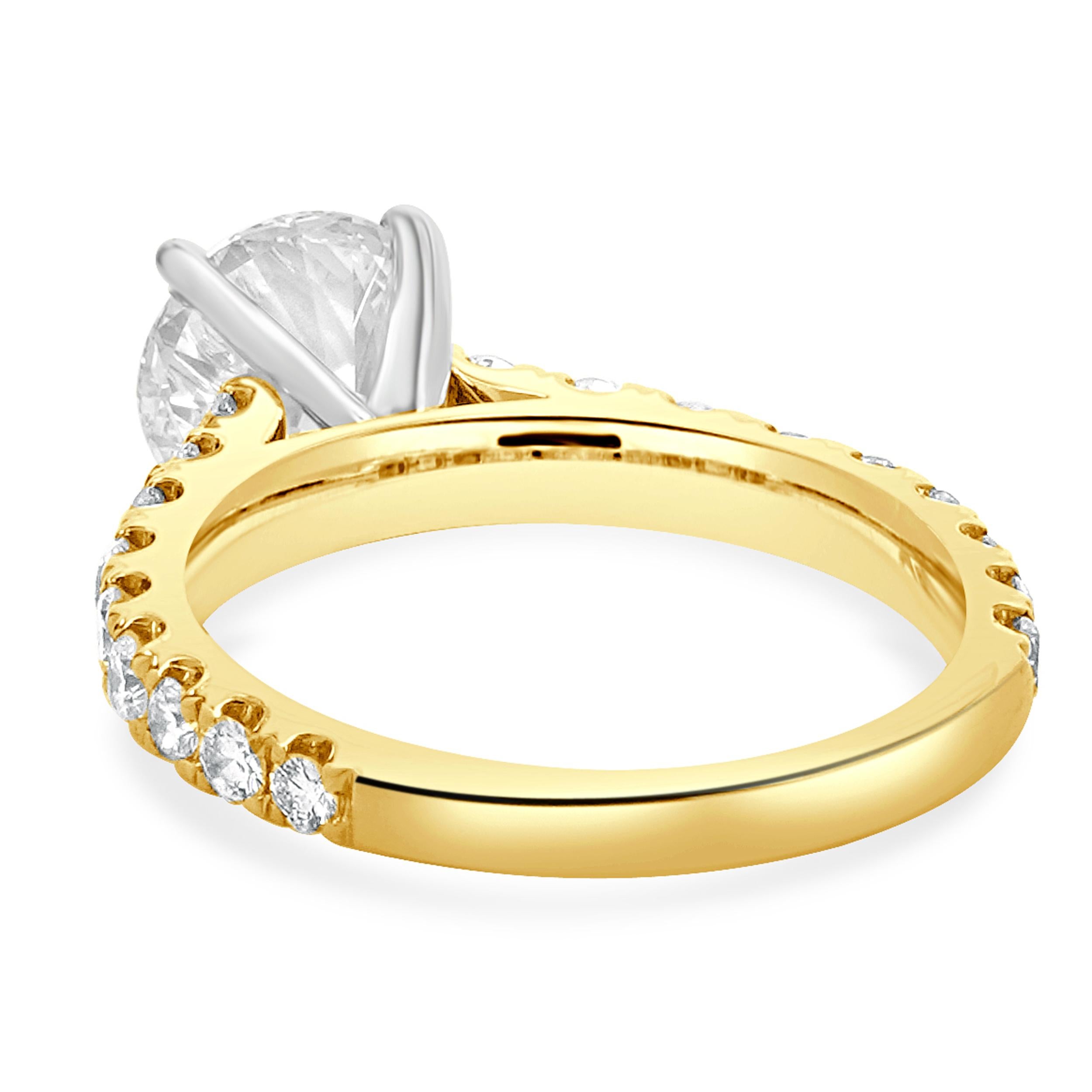 Taille ronde Bague de fiançailles en or jaune et blanc 18 carats avec diamant rond taillé en brillant en vente
