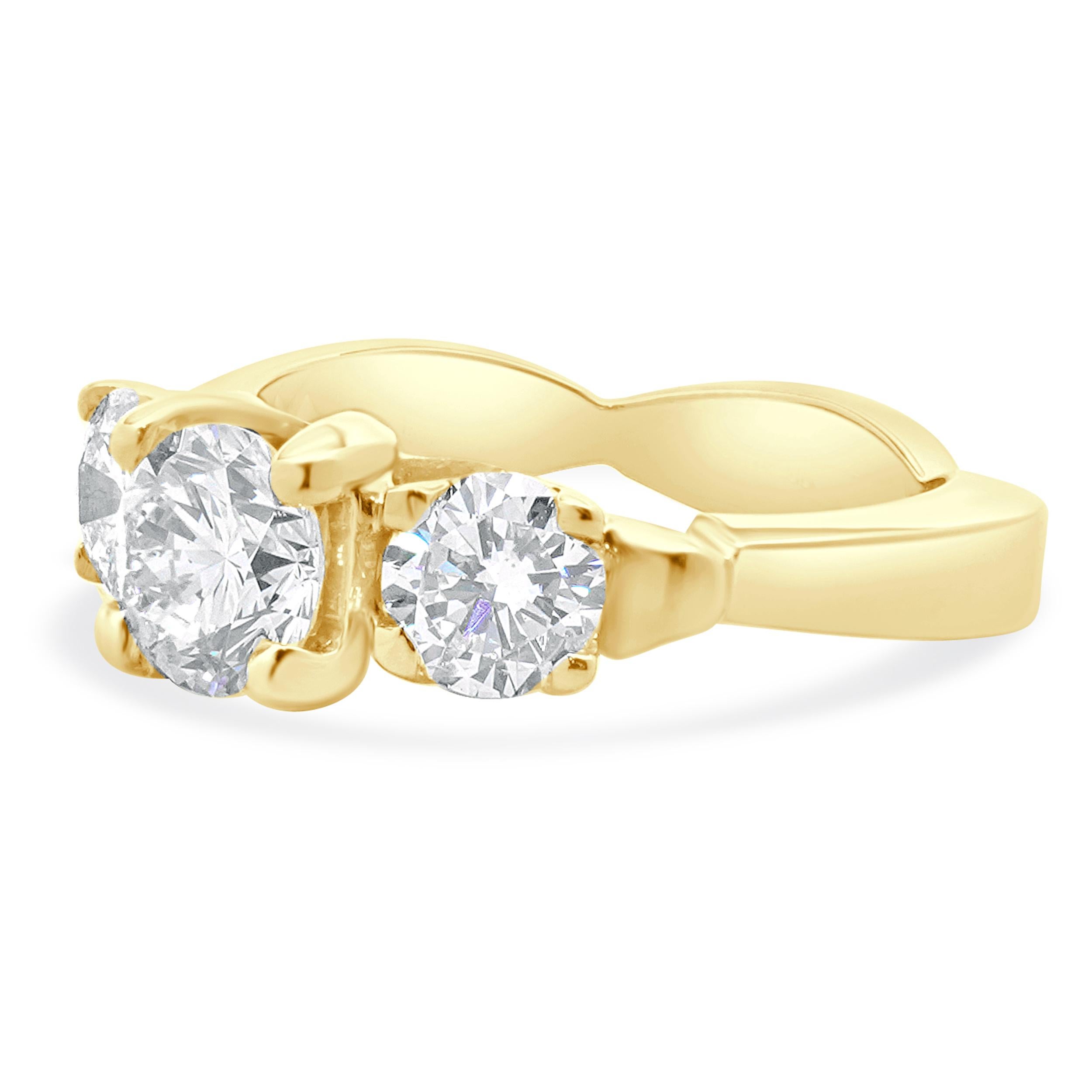 Concepteur : personnalisé
MATERIAL : Or jaune et blanc 18K
Diamant central : 1 diamant rond de taille brillant = 1,00ct
Couleur : H
Clarté : SI1 
Diamants : 2 diamants ronds de taille brillant = 0,94cttw
Couleur : G/H
Clarté : SI2
Taille : 6.5