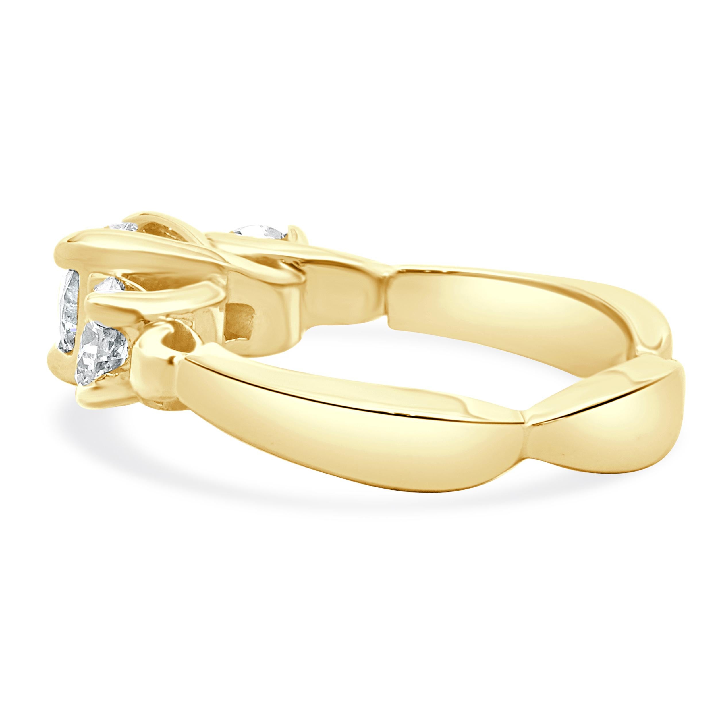 Taille ronde Bague de fiançailles à trois diamants en or jaune et blanc 18 carats en vente