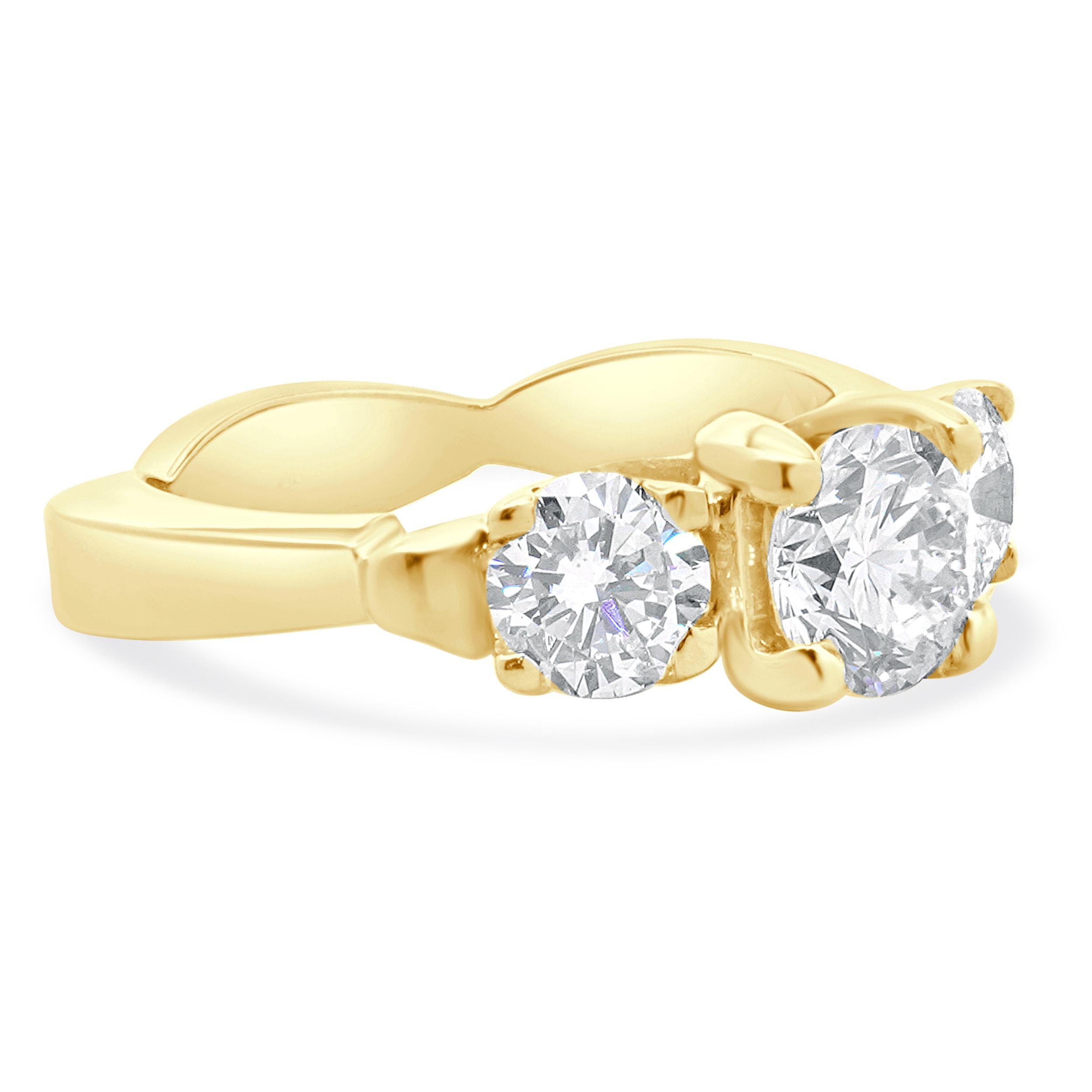 Bague de fiançailles à trois diamants en or jaune et blanc 18 carats Excellent état - En vente à Scottsdale, AZ