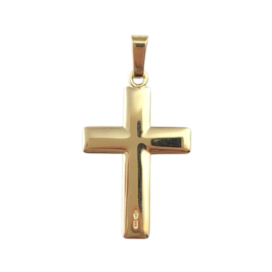 Ciondolo a croce in oro giallo, bianco e rosa 18 carati.

Questo ciondolo a croce tricolore in oro giallo, bianco e rosa 18 carati presenta una miscela armoniosa di tre tonalità d'oro radiose, che simboleggiano unità, fede e bellezza senza tempo.