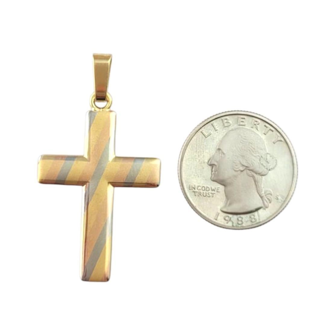 Ciondolo a croce tricolore in oro giallo bianco rosa 18 carati #21510 in vendita 1