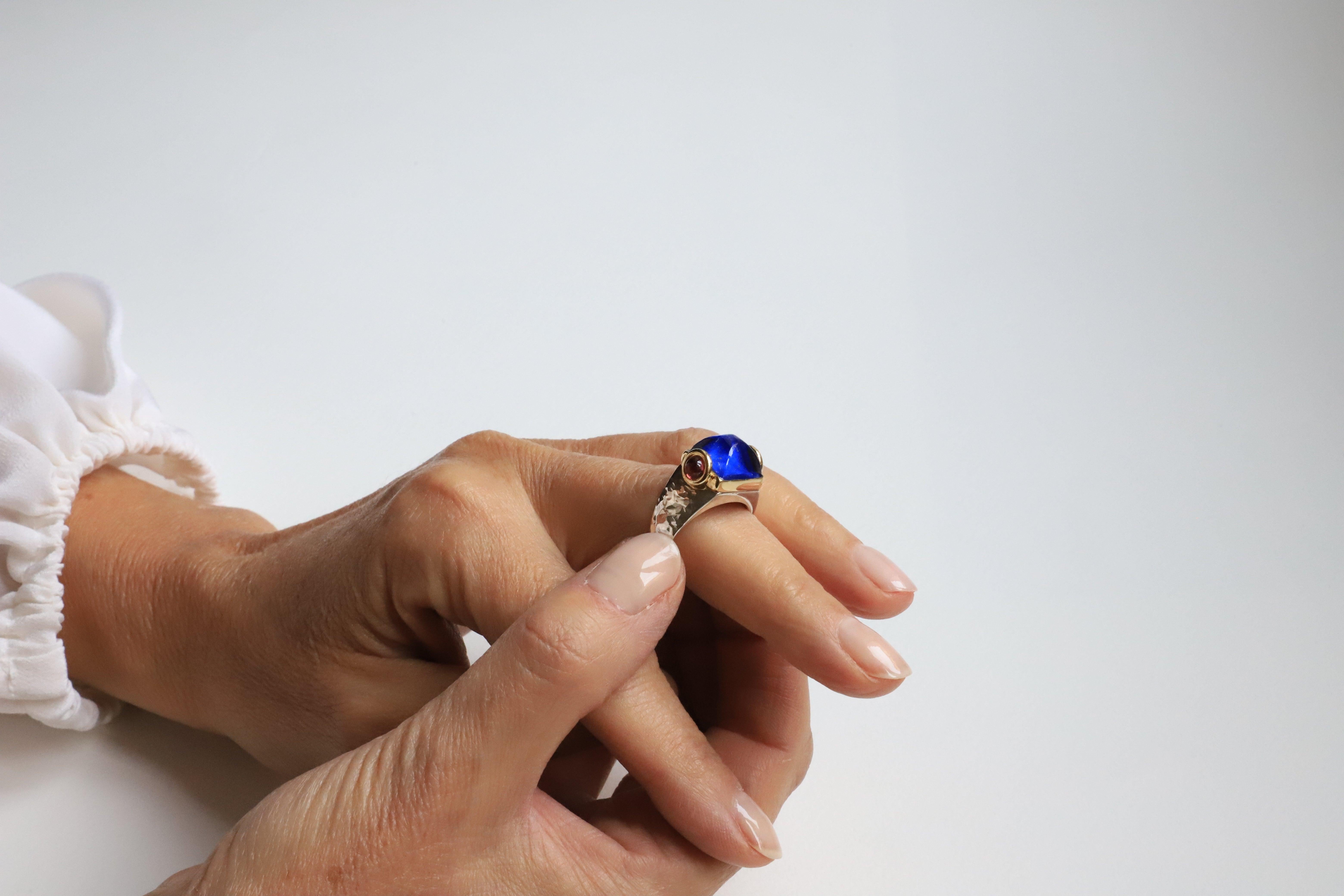 Anello in oro giallo e bianco 18 carati con cristallo di rocca, tormalina rosa cabochon e lapislazzuli
Disponibile in tutto l'oro giallo e in qualsiasi misura in due settimane su ordinazione.
Questo anello è interamente realizzato in modo