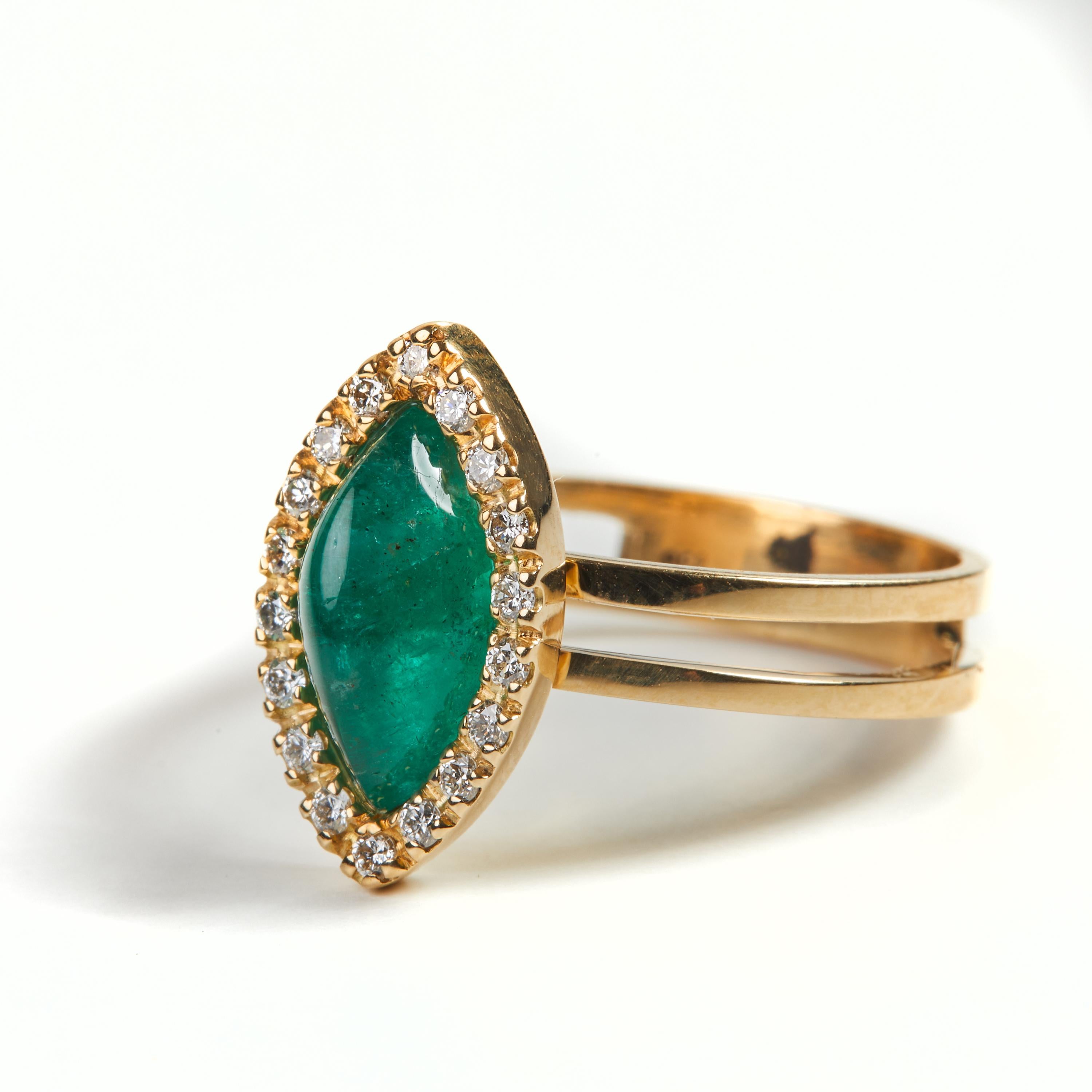 Cabochon 18 Karat Yelow Gold Diamond and Emerald Ring For Sale