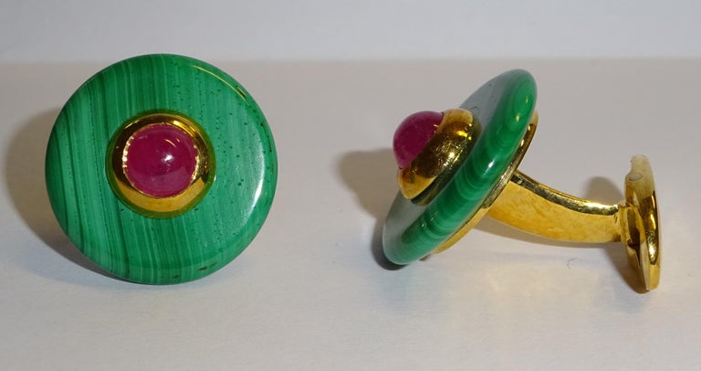 18 Karat Yelow Gold Ruby and Malachite Cufflinks In New Condition For Sale In Duesseldorf, DE