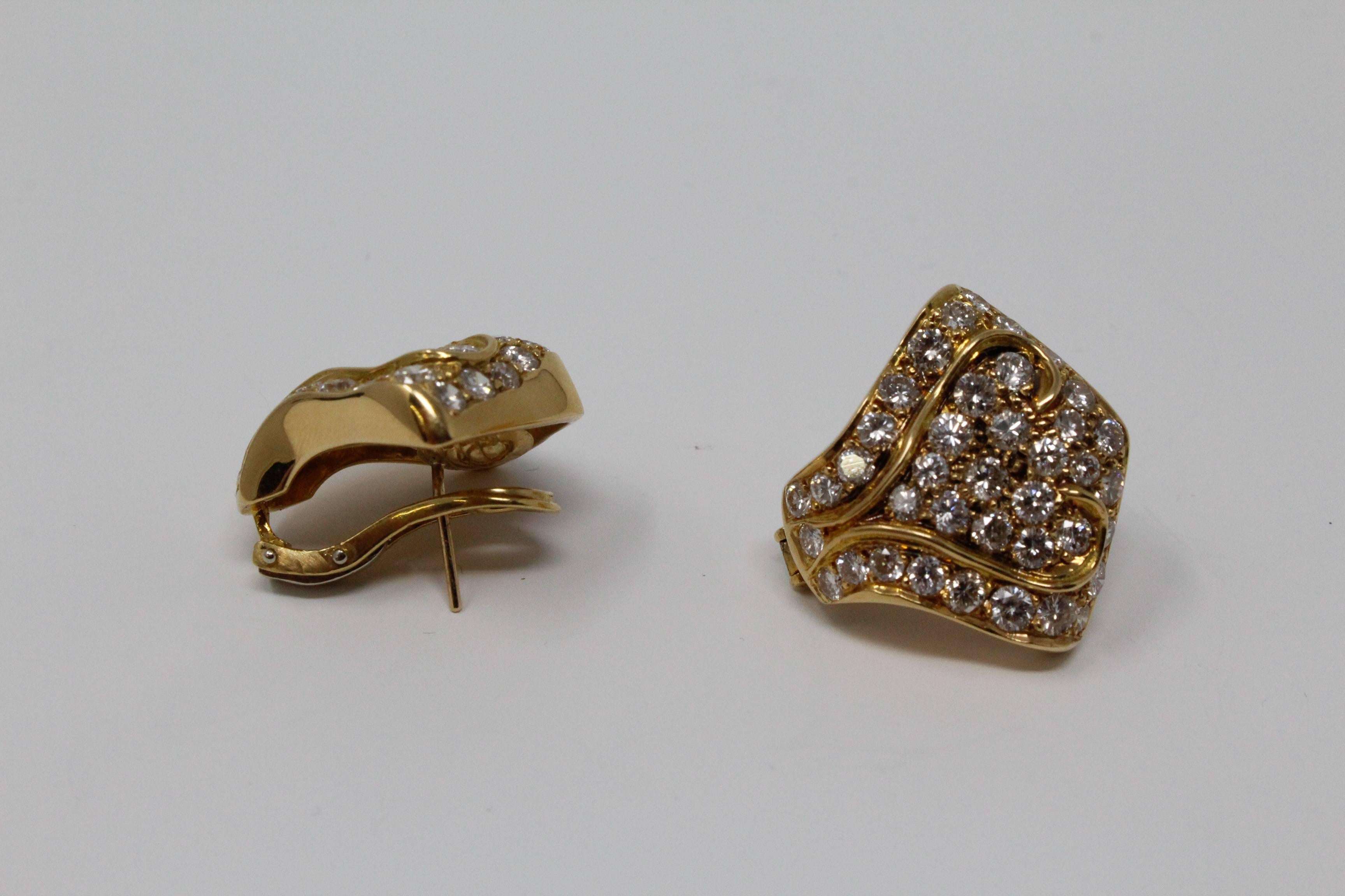 Contemporary 18 Karat Yellow Gold Earrings with Diamonds For Sale