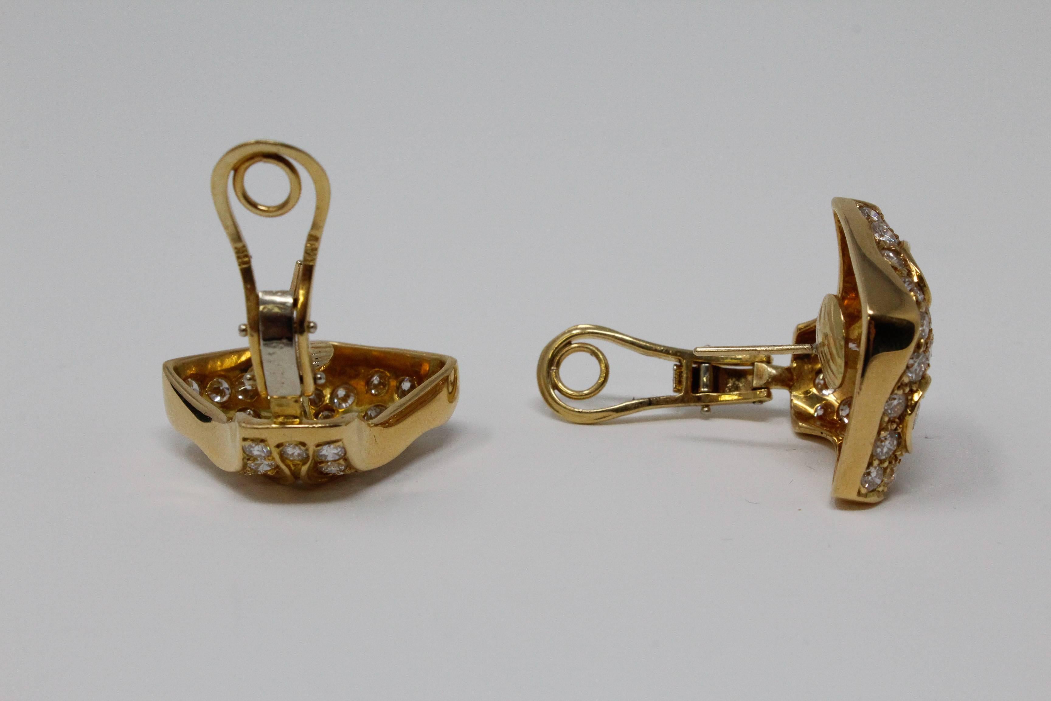 18 Karat Yellow Gold Earrings with Diamonds In Excellent Condition For Sale In Santa Fe, NM