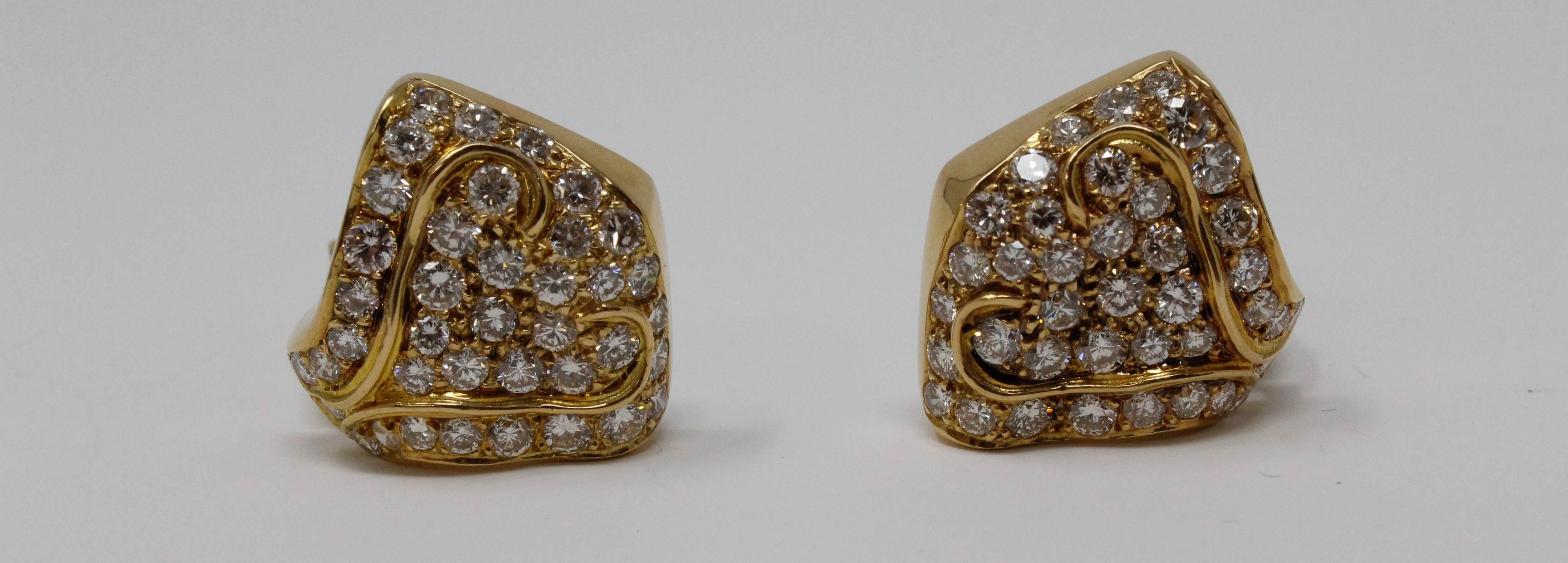 Women's 18 Karat Yellow Gold Earrings with Diamonds For Sale