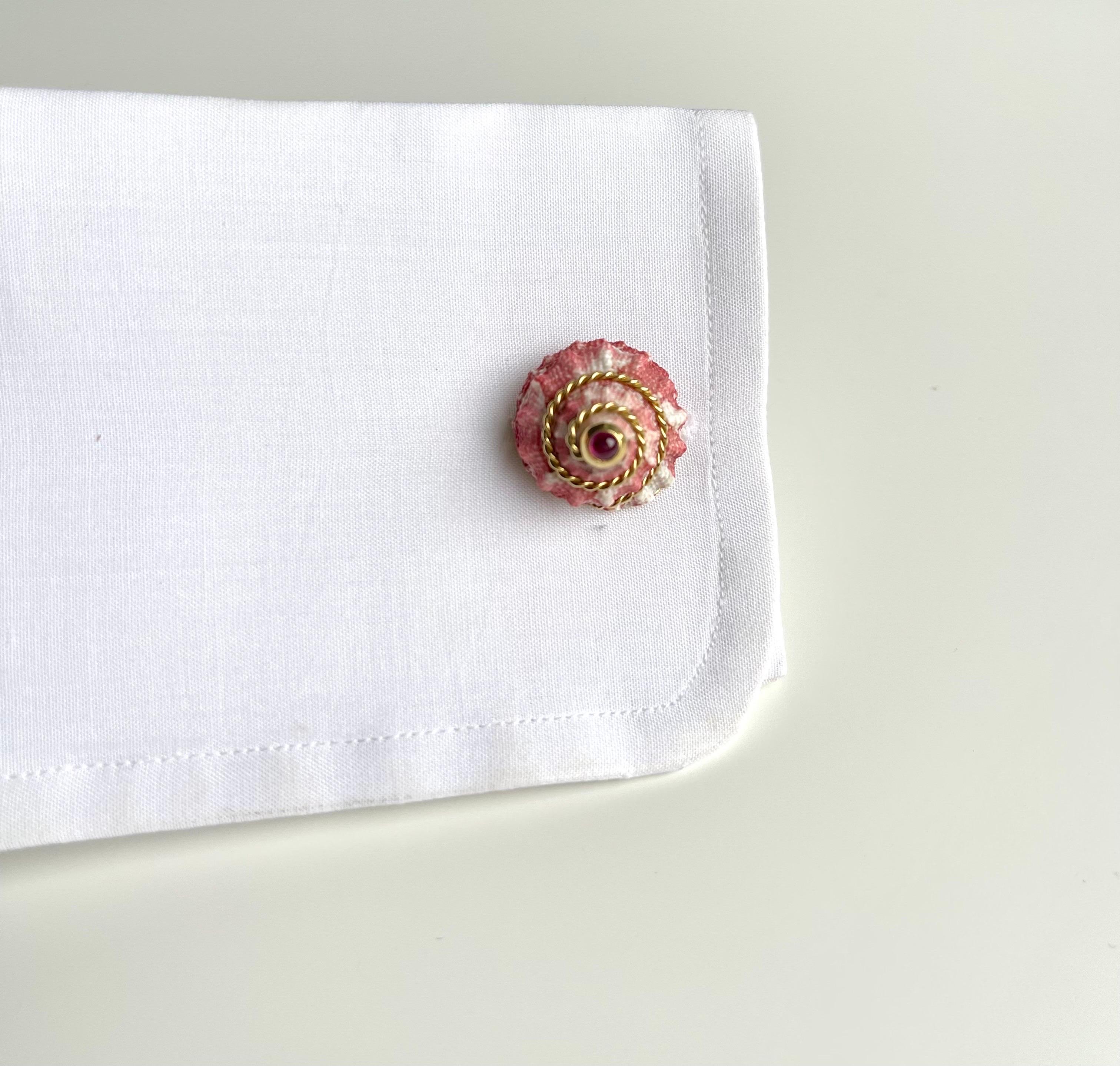 18 Karate Yellow Gold Shell Pearl and Carnelian Cufflinks  For Sale 4