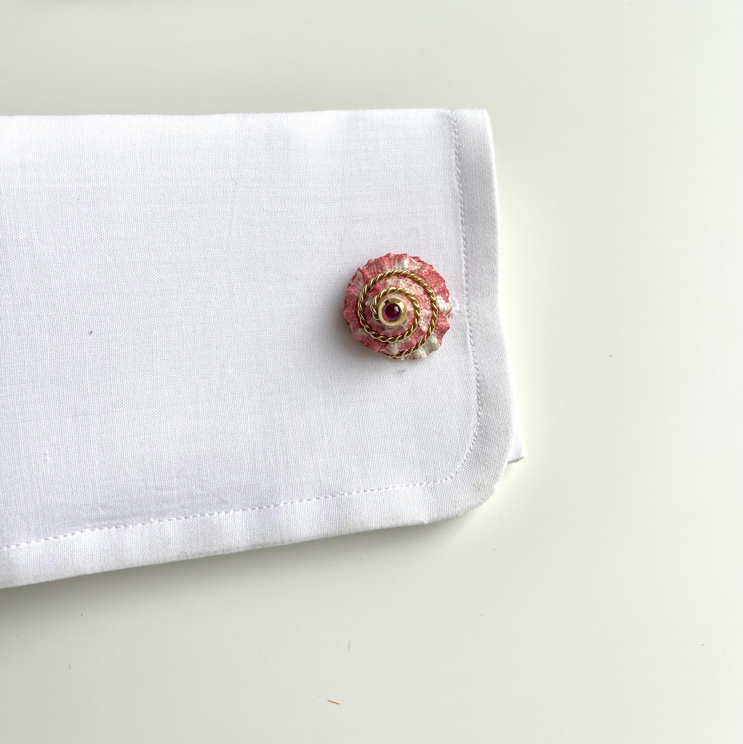 18 Karate Yellow Gold Shell Pearl and Carnelian Cufflinks  For Sale 1