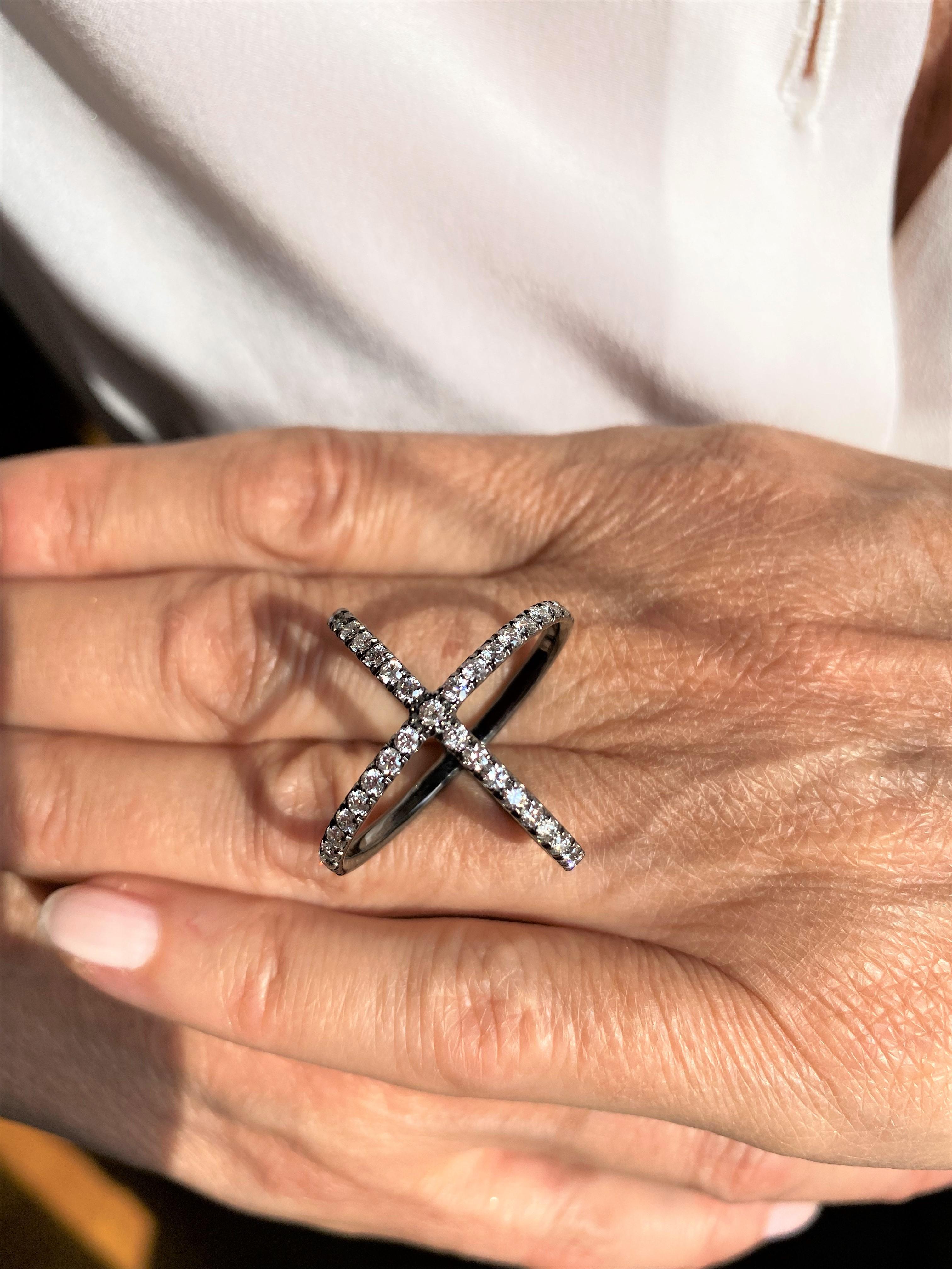 Taille brillant Bague à anneau croisé en or blanc bruni 18 carats avec diamants de 0,80 carat en vente
