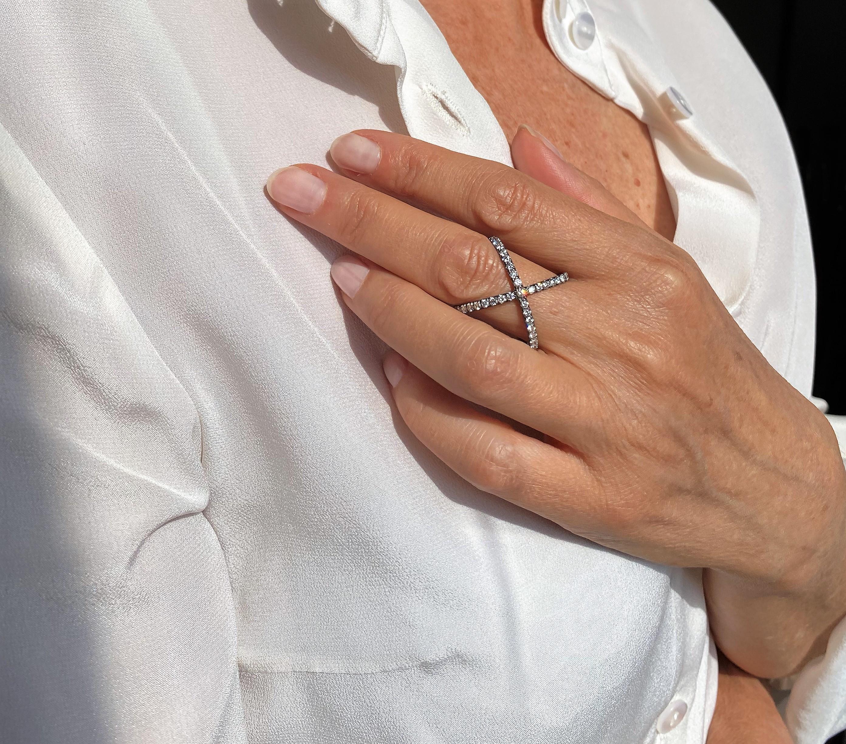 18 Karat 0,80 Karat Diamanten brüniertes Weißgold Crossed Design Ring im Zustand „Neu“ im Angebot in Rome, IT