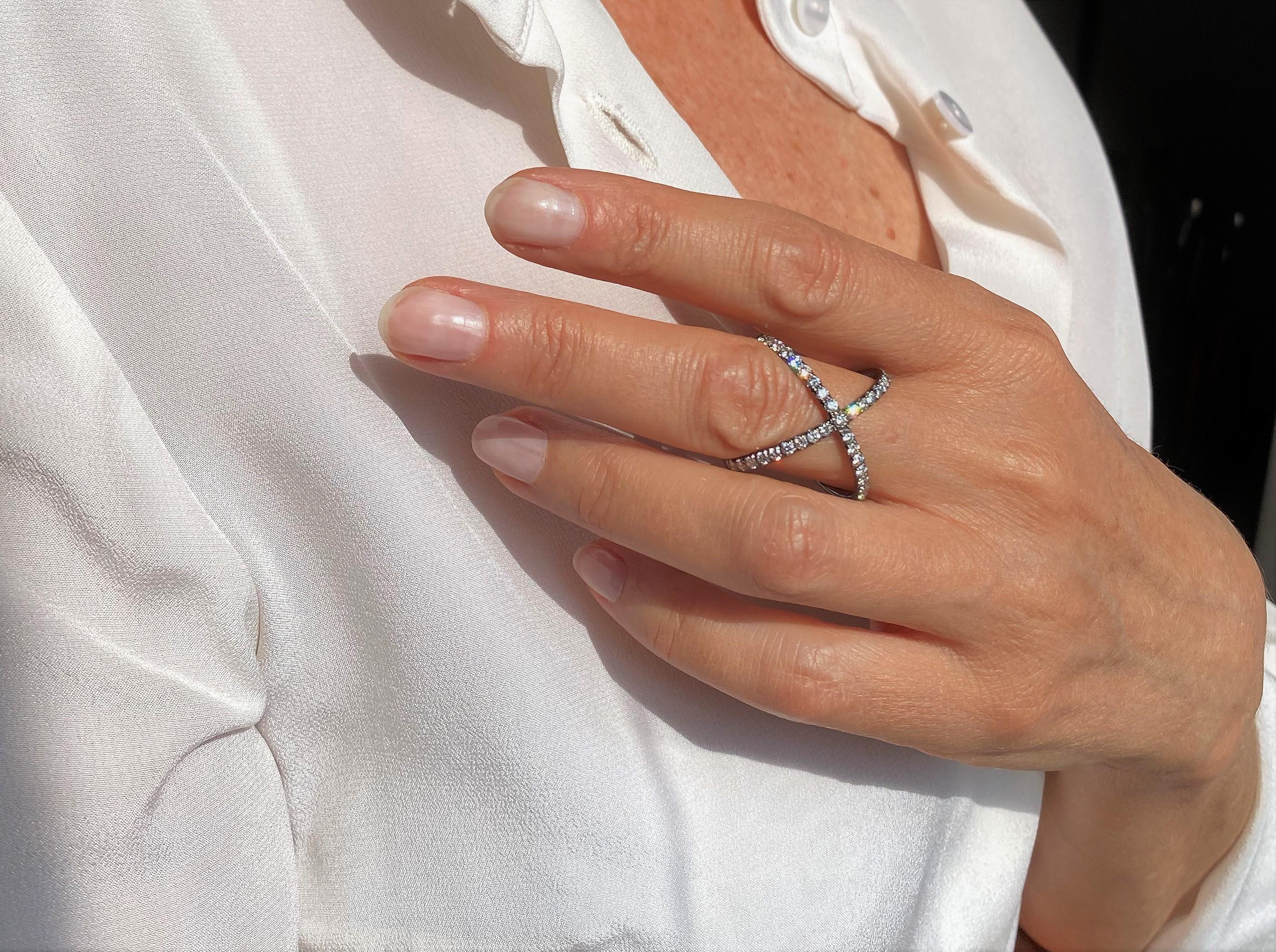 Bague à anneau croisé en or blanc bruni 18 carats avec diamants de 0,80 carat Unisexe en vente