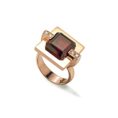18 Karats Garnet 0.08 Karat White Diamonds Yellow Gold Cocktail Design Ring