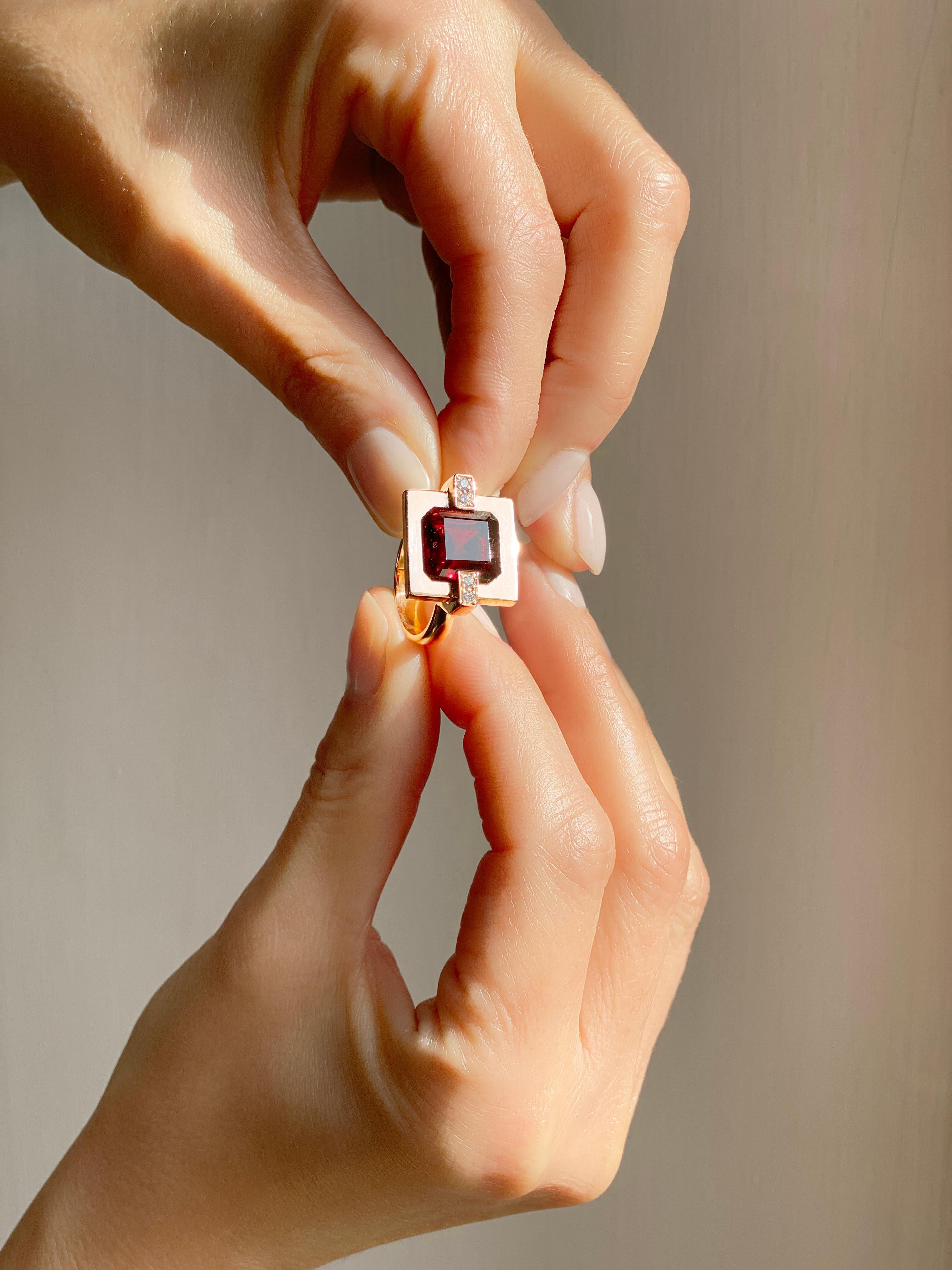 Art Deco 18 Karats Garnet 0.08 Karat White Diamonds Yellow Gold Cocktail Design Ring For Sale