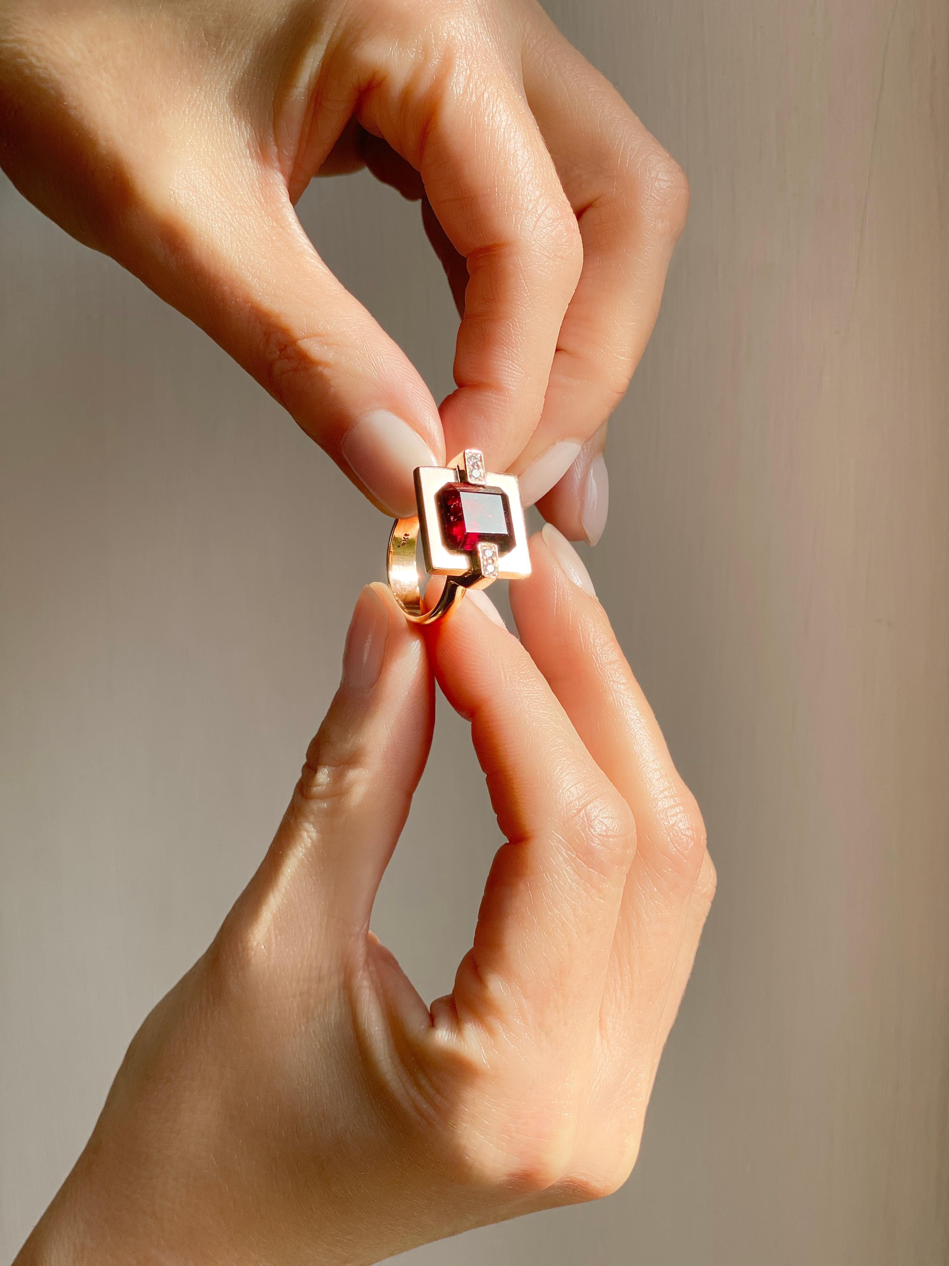 18 Karats Garnet 0.08 Karat White Diamonds Yellow Gold Cocktail Design Ring In New Condition For Sale In Rome, IT