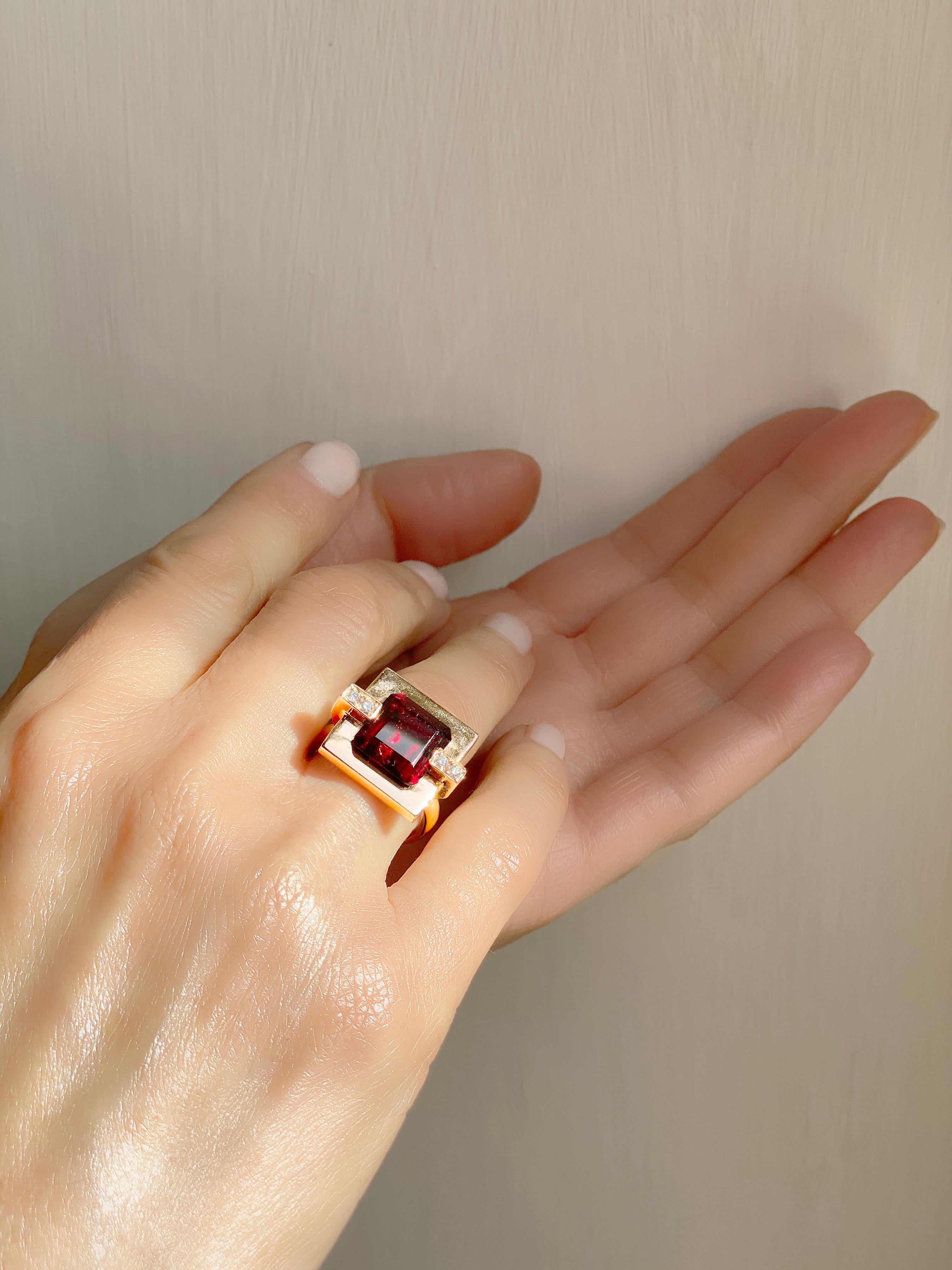 18 Karats Garnet 0.08 Karat White Diamonds Yellow Gold Cocktail Design Ring For Sale 1