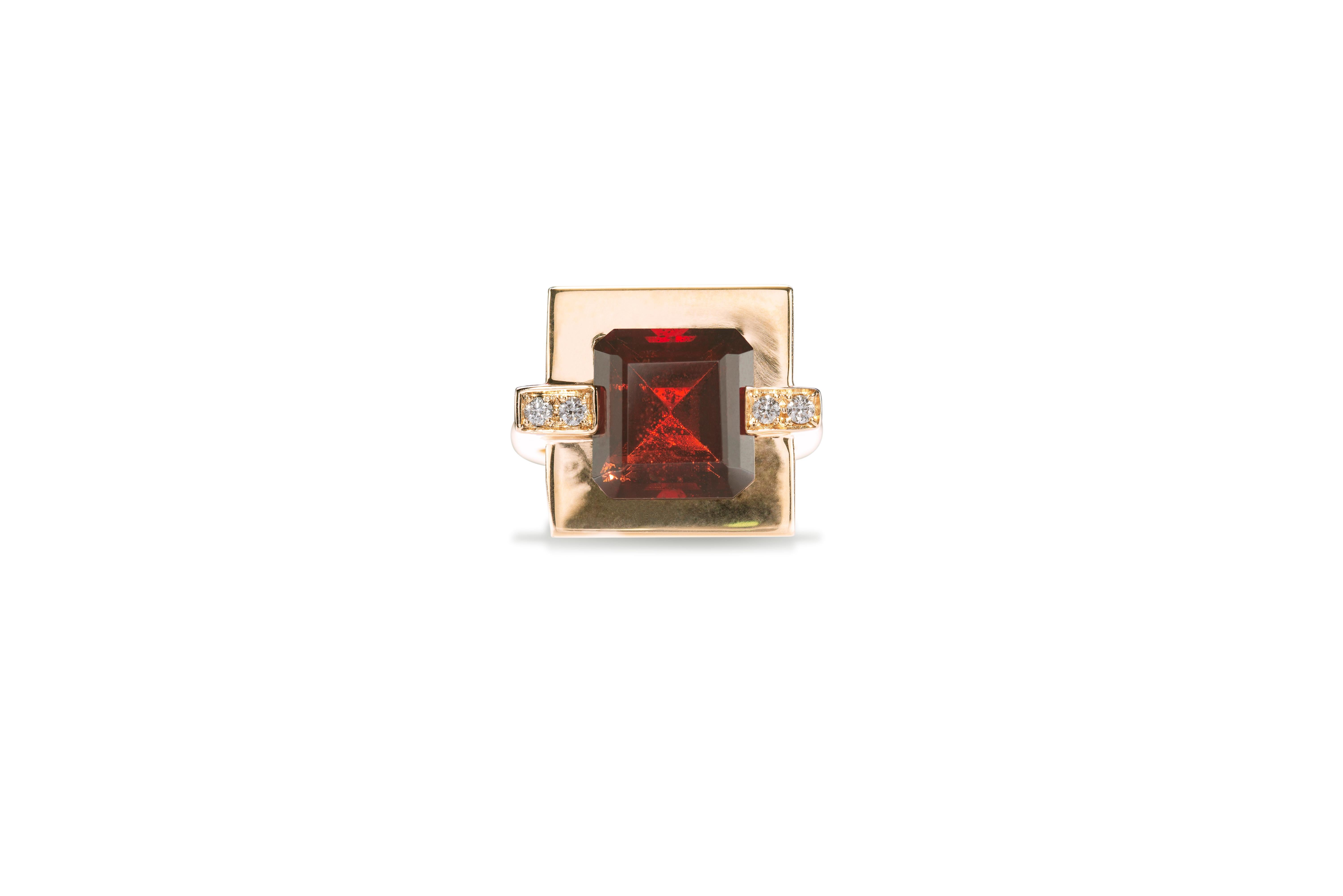 18 Karats Garnet 0.08 Karat White Diamonds Yellow Gold Cocktail Design Ring For Sale 2