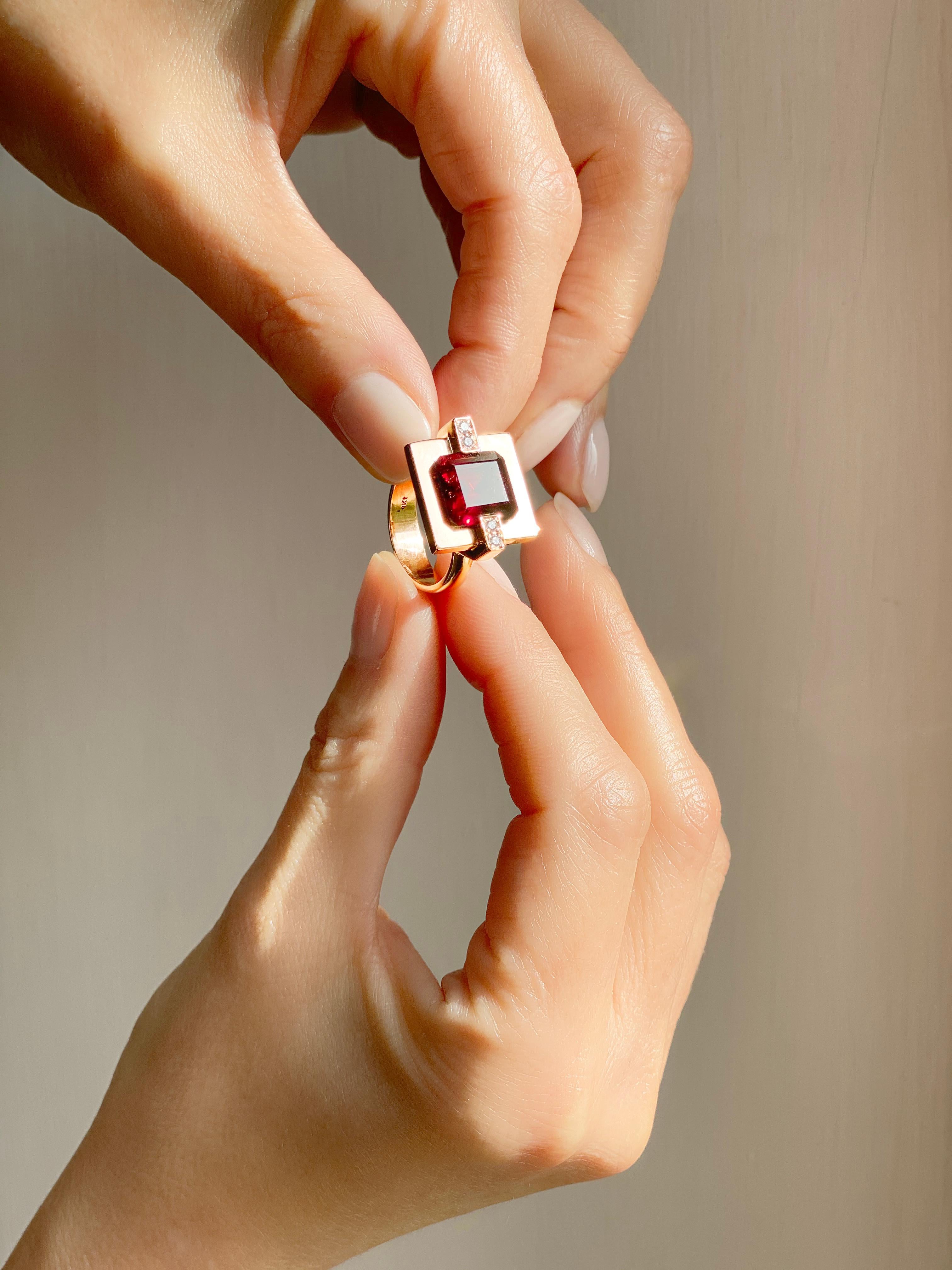 18 Karats Garnet 0.08 Karat White Diamonds Yellow Gold Cocktail Design Ring For Sale 3