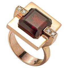 18 Karats Garnet 0.08 Karat White Diamonds Yellow Gold Cocktail Design Ring